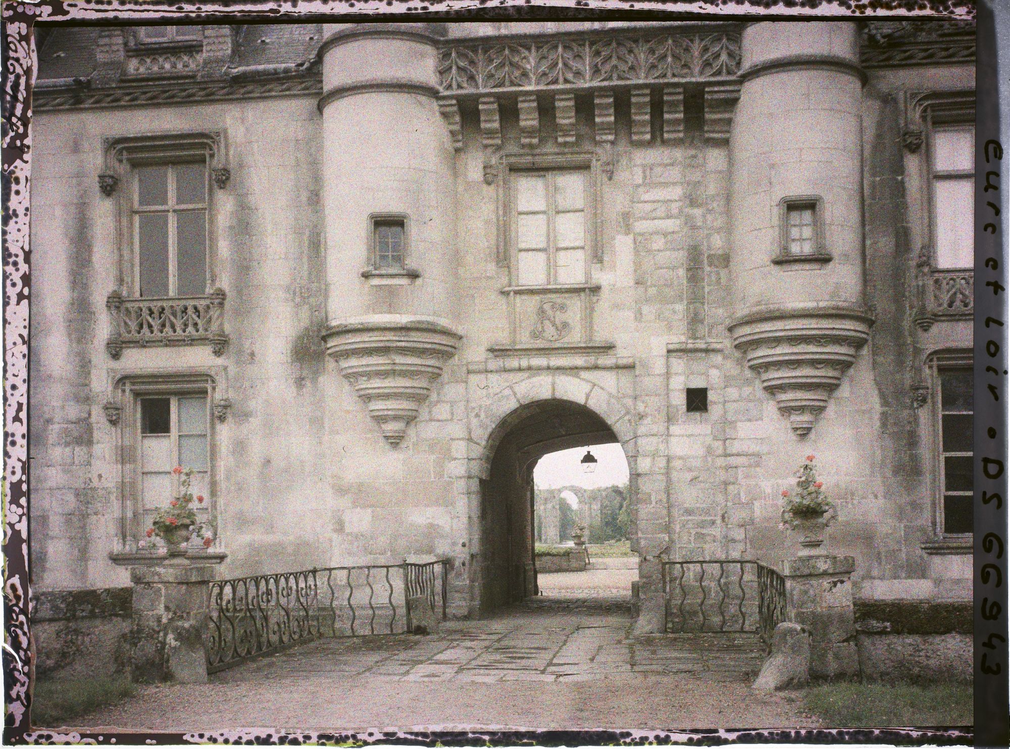 Image représentant Ouverture sur la cour percée dans le corps de logis principal du château