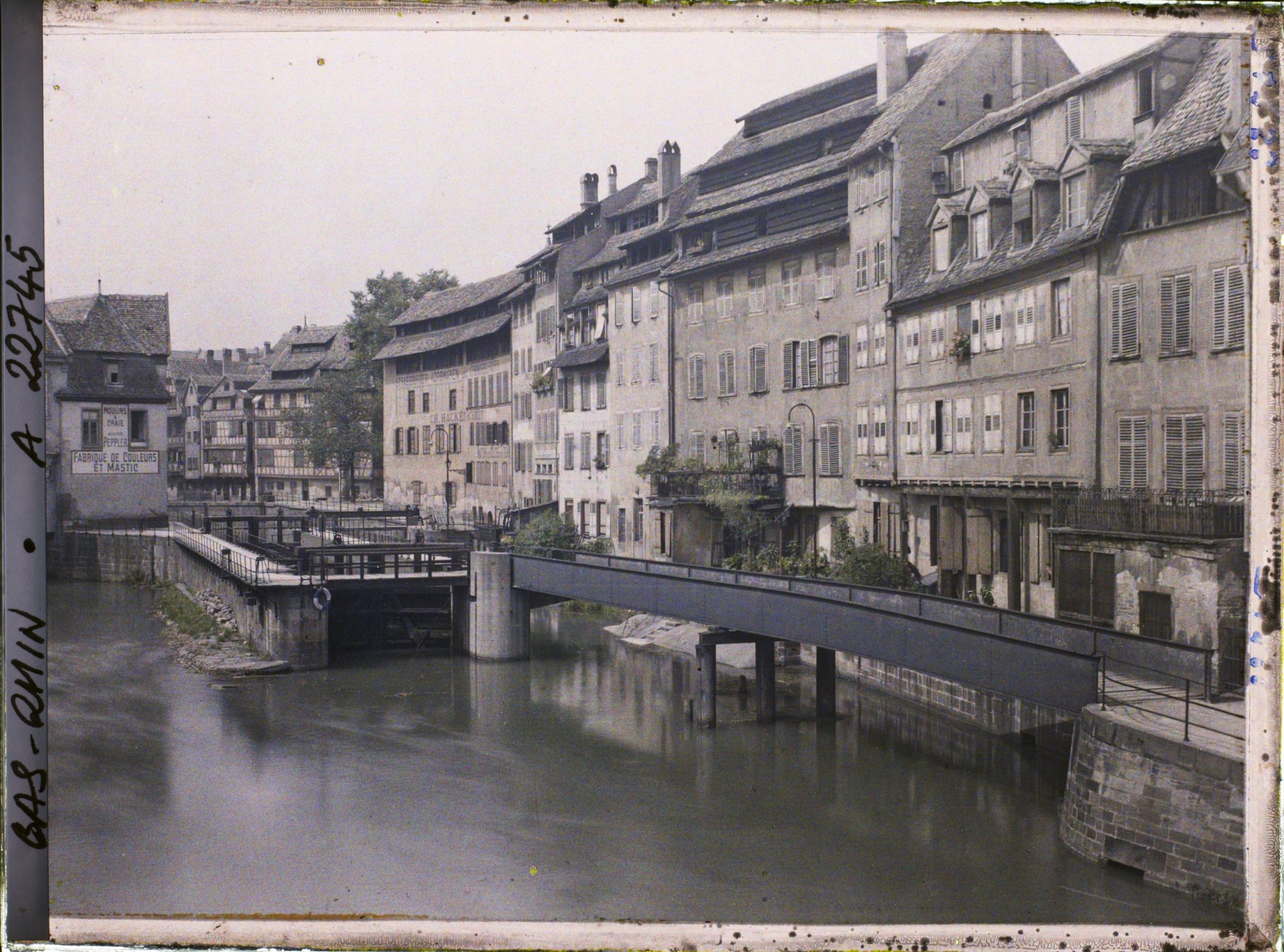 Image représentant France, Strasbourg, Les Vieux quartiers au bord de l'Ill Vue prise du Pont St Maclou