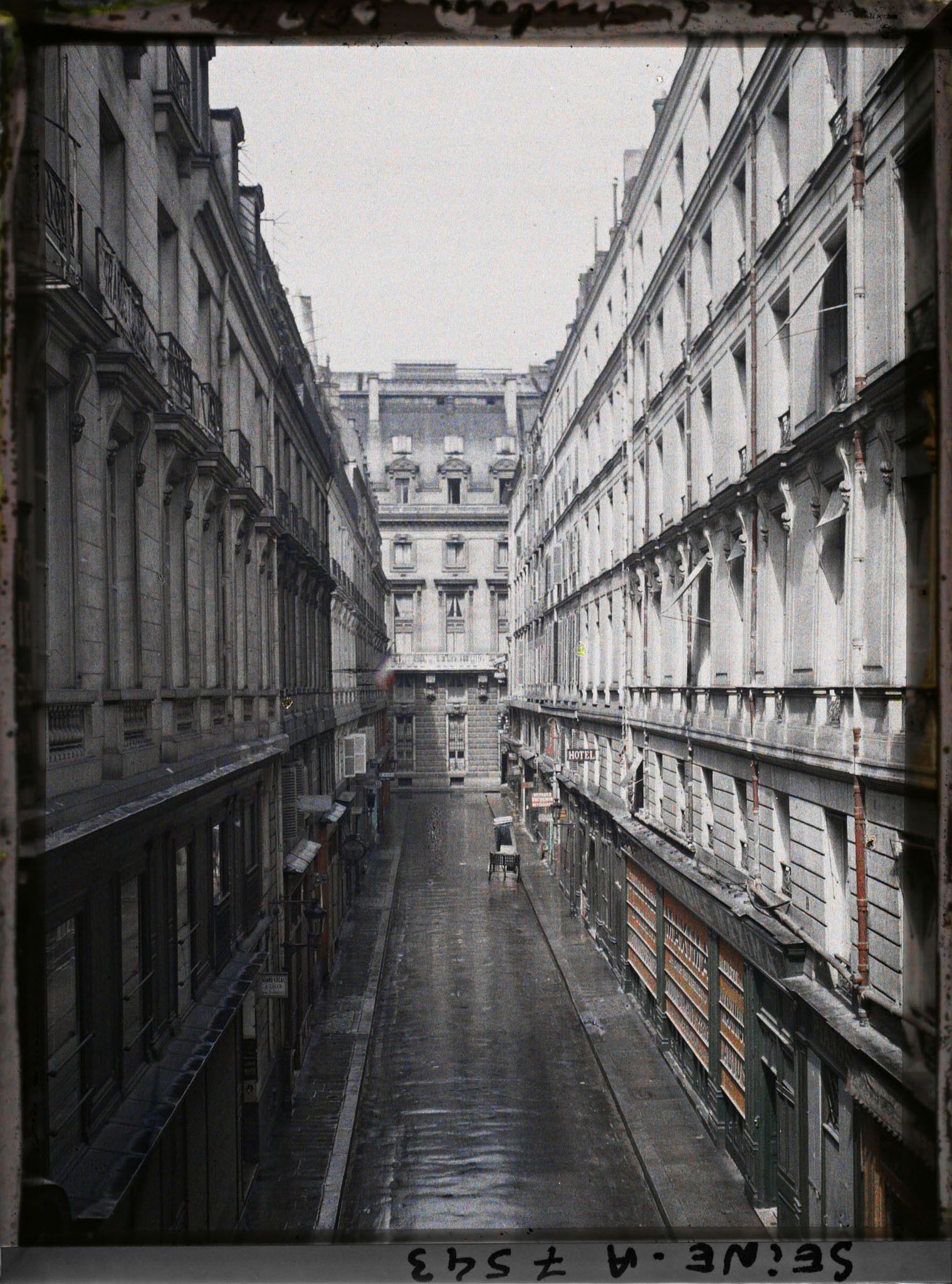 Image représentant La rue d'Amboise et la rue Favart, vues de la rue de Richelieu