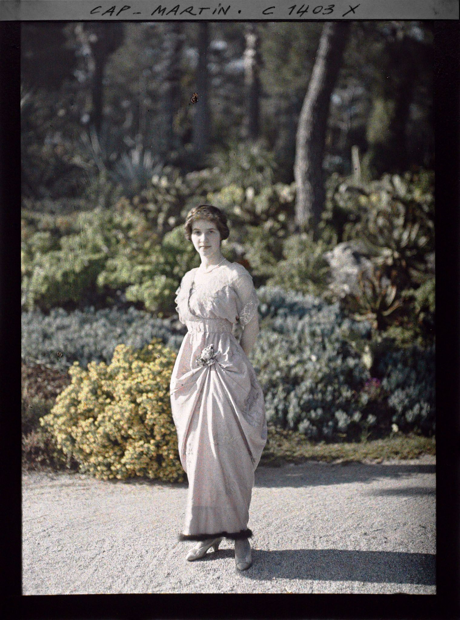 Image représentant Melle Marie-Yvonne von Schoen dans le jardin d'Albert Kahn