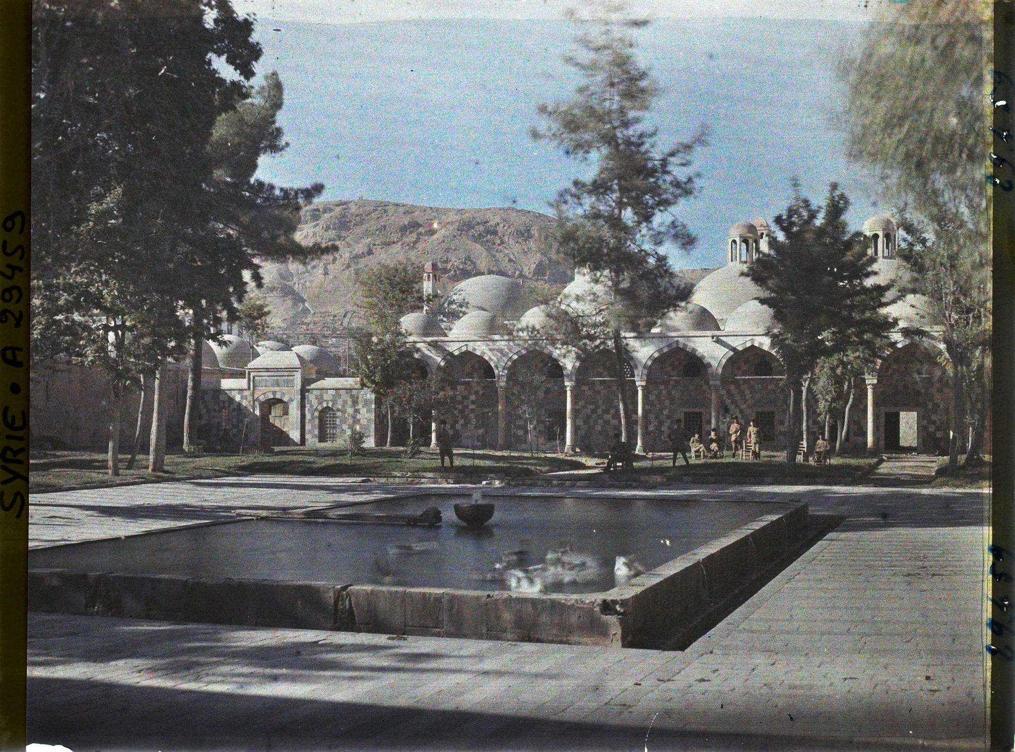 Image représentant La cour et les bâtiments annexes de la Tekkiye Suleymaniye