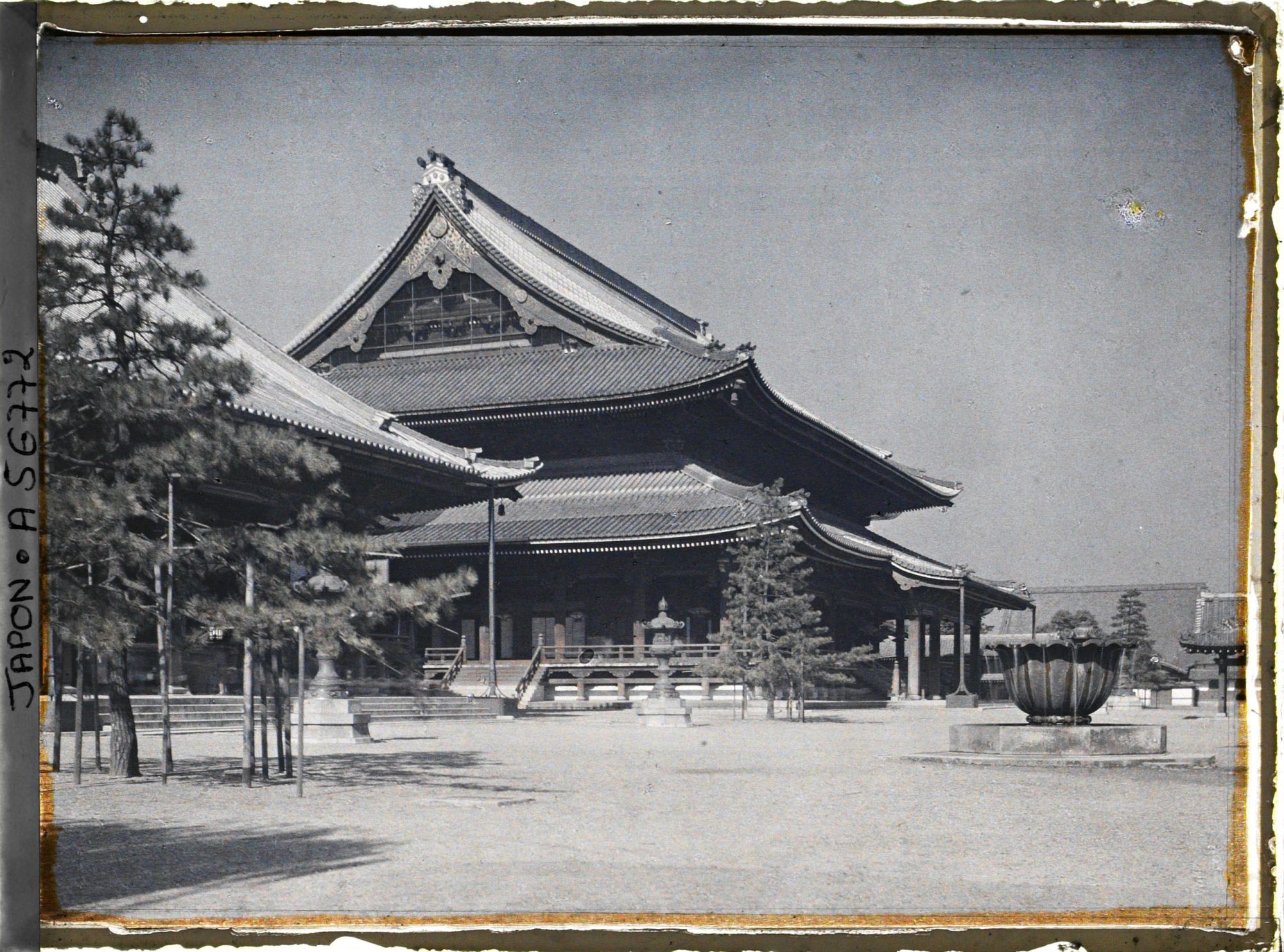 Image représentant Temple Higashi-Hongan-ji : le Goei-dô (au centre) et l'Amida-dô (à gauche)