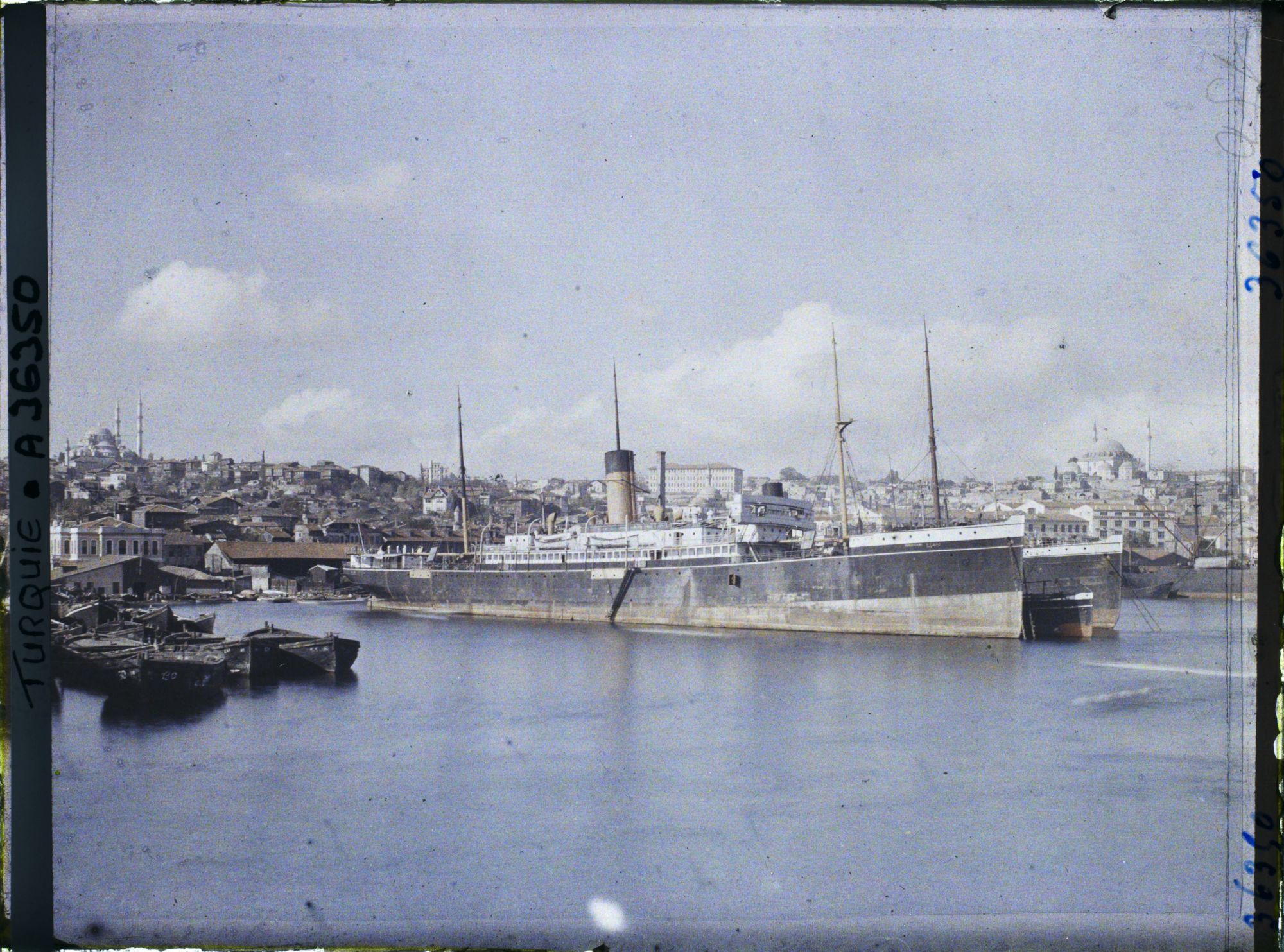 Image représentant Barques et paquebots au port, dans la Corne d'Or