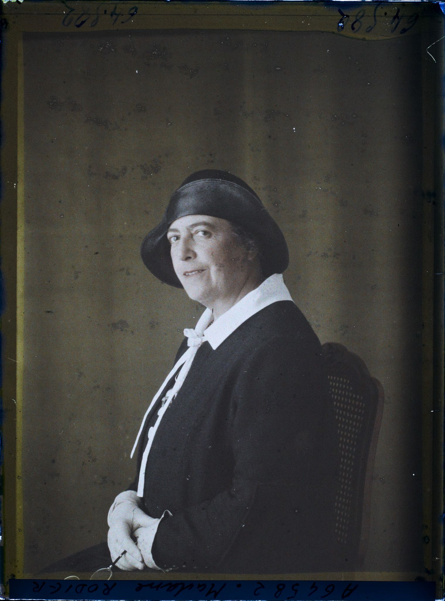 Image représentant https://musee-albert-kahn.s-museum.fr/home/NWQ2OTAwYzNmYjZlZTk1ZWQwODJmMjY4L2dlbmVyaWMtbm90aWNlLXRhYi9hdXRob3JpdHkvNjE3YTc5ZjVjZjhiODk2OGIzMzM3ZDIx/5d6900c3fb6ee95ed082f268/generic-notice-tab/authority/617a79ebcf8b8968b3337683 Madame Rodier