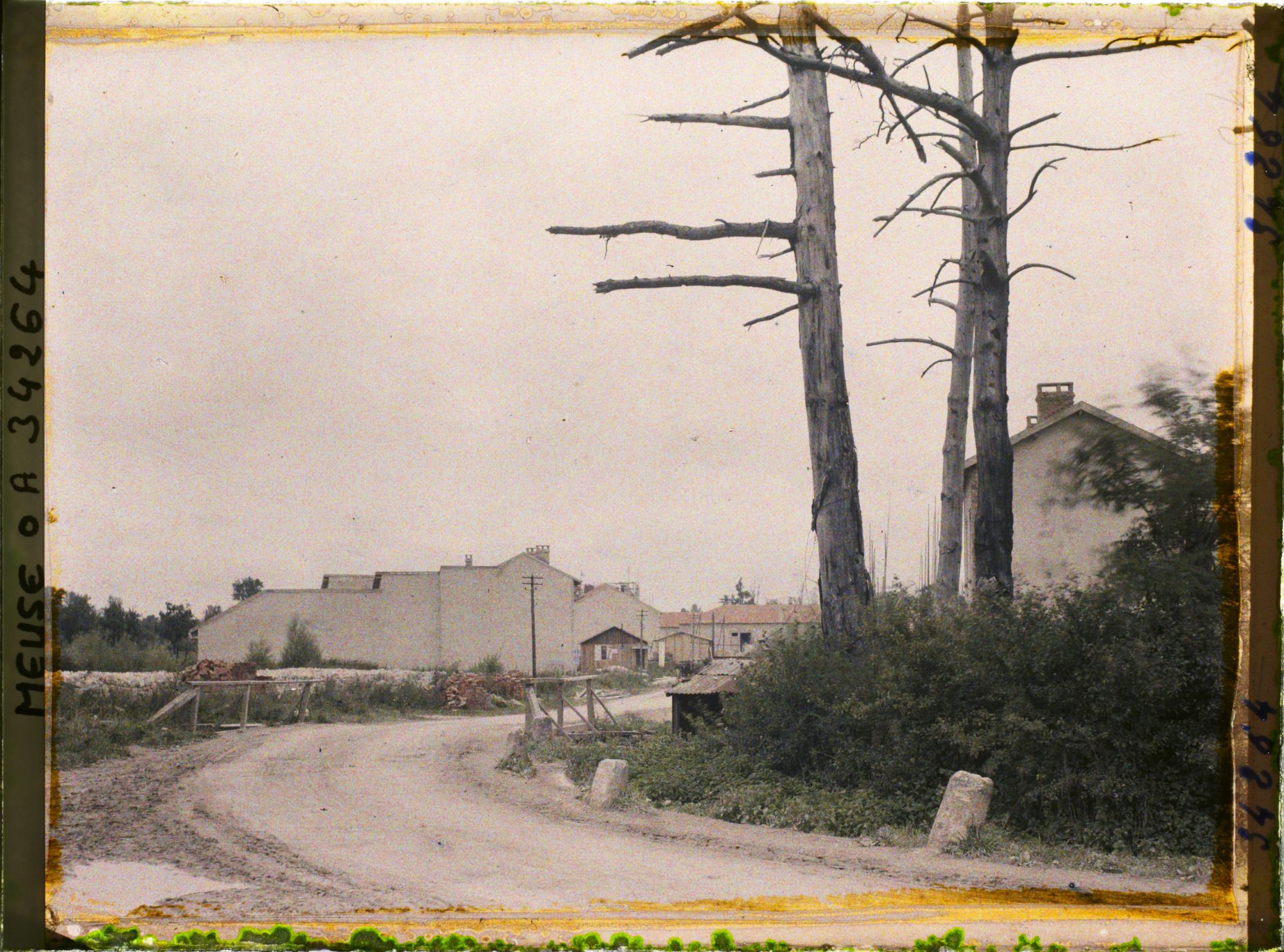 Image représentant France, Fresnes en Woëvre, Entrée du Village