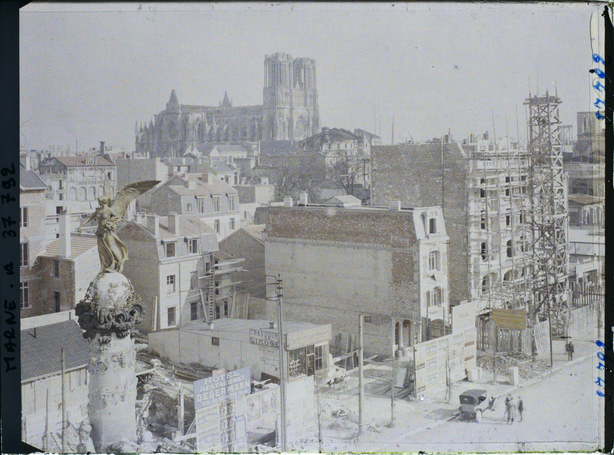 Image représentant France, Reims, Vue vers la Cathédrale et la rue Drouët d'Erlon