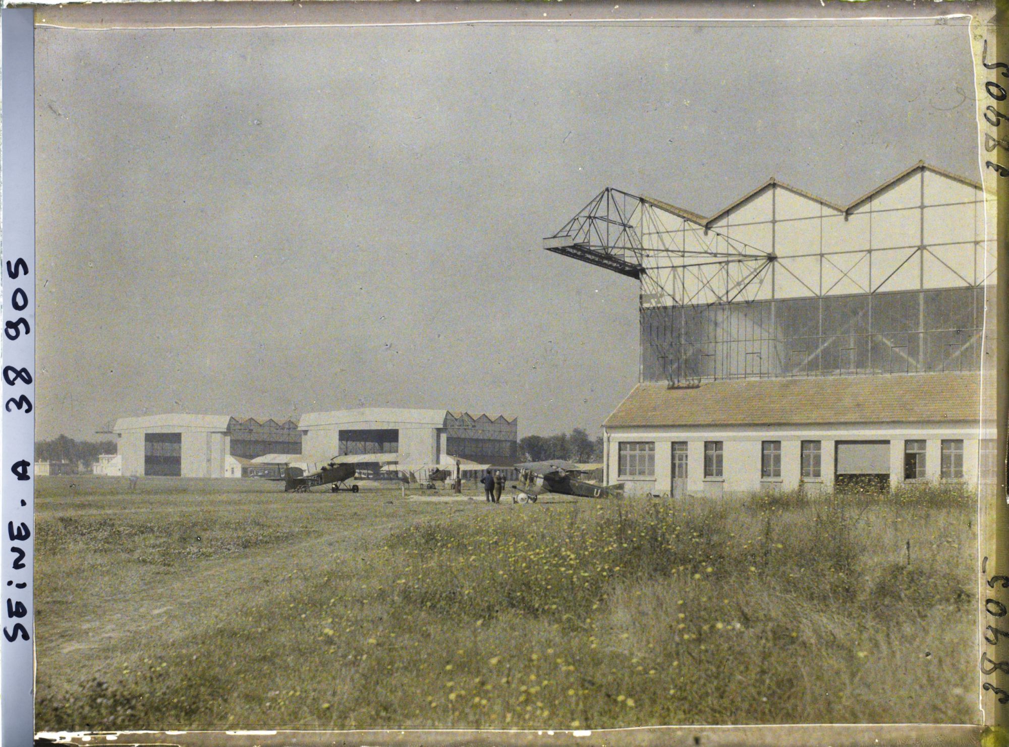 Image représentant Vue des trois hangars métalliques