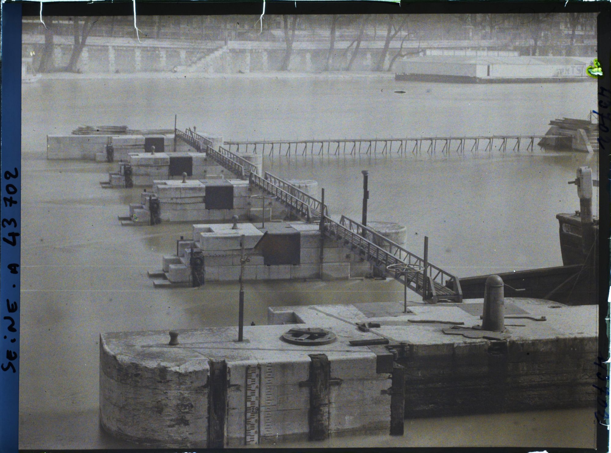 Image représentant Le barrage de la Monnaie depuis le quai de Conti