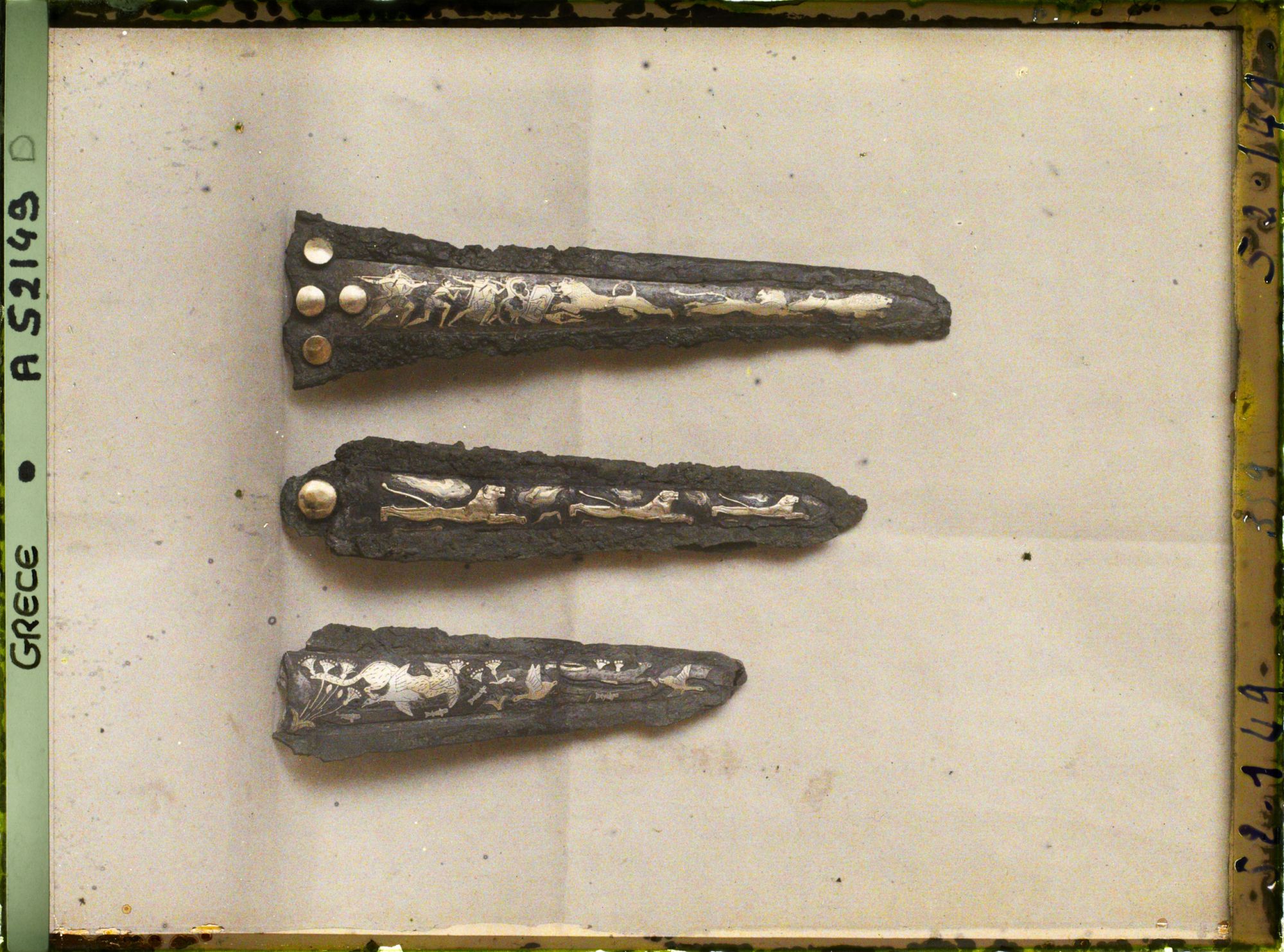 Image représentant Trois lames de poignards (bronze incrusté d'or et d'argent et nielle) provenant de Mycènes (recto)