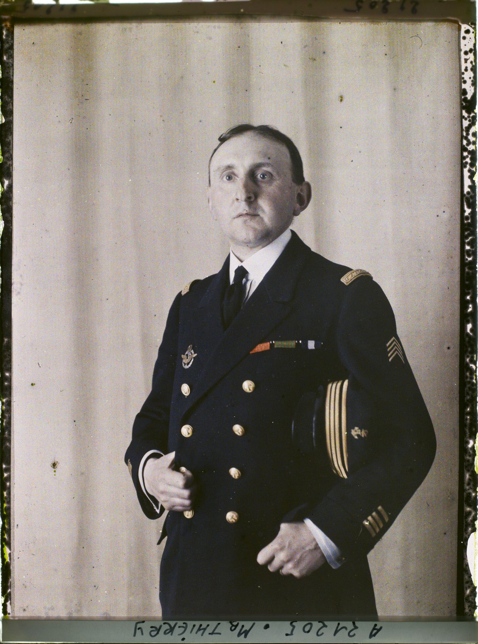 Image représentant Le capitaine de corvette  https://musee-albert-kahn.s-museum.fr/home/NWQ2OTAwYzNmYjZlZTk1ZWQwODJmMjY4L2dlbmVyaWMtbm90aWNlLXRhYi9hdXRob3JpdHkvNjE3YTc5ZjVjZjhiODk2OGIzMzM3ZDIx/5d6900c3fb6ee95ed082f268/generic-notice-tab/authority/617a79ebcf8b8968b33378ae Thierry
