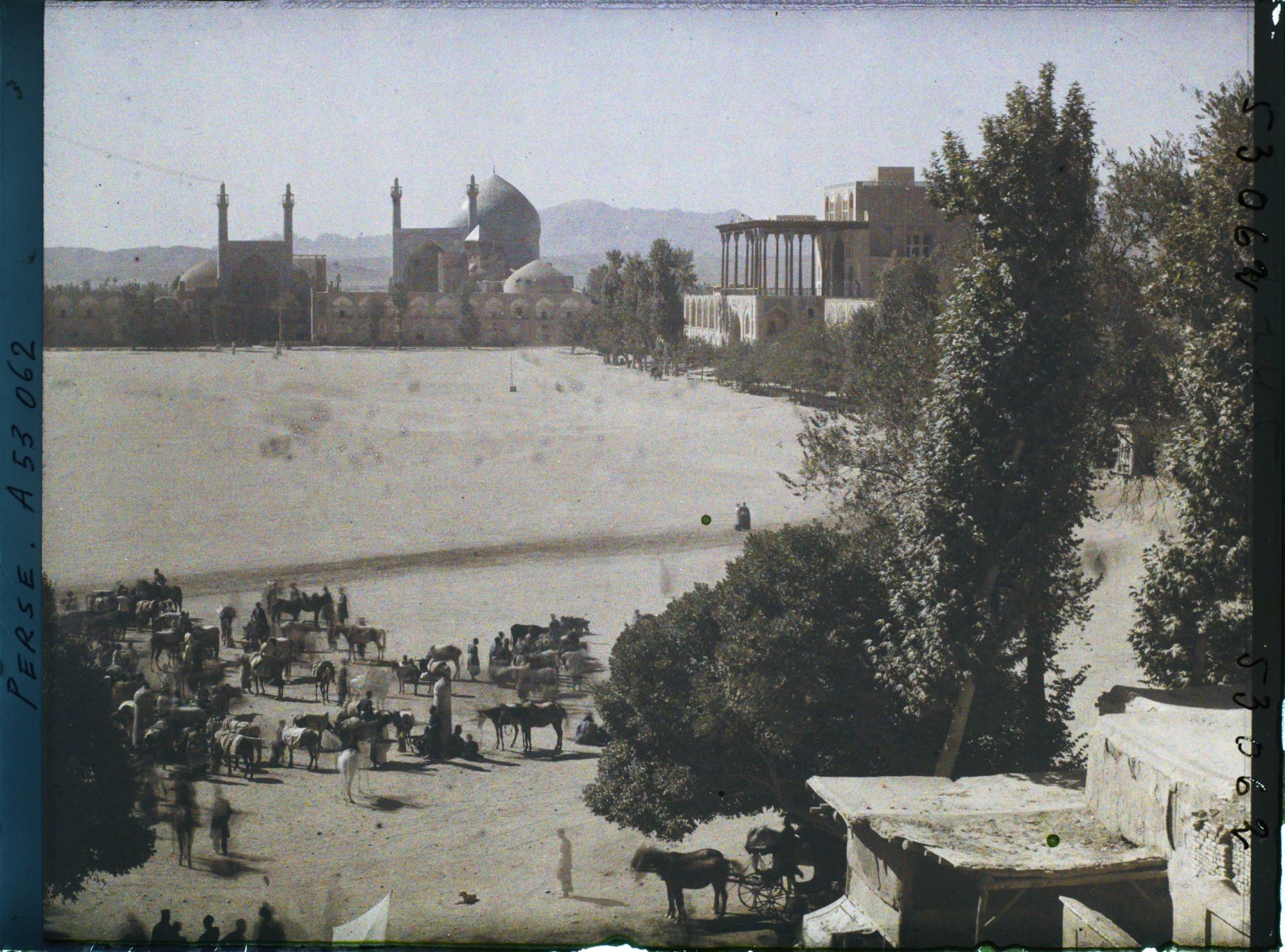 Image représentant La place Naghsh-e Jahan ou Meydan-i-Chah (place Royale), vers la mosquée du Chah au sud et le palais d'Ali Qapu à l'ouest
