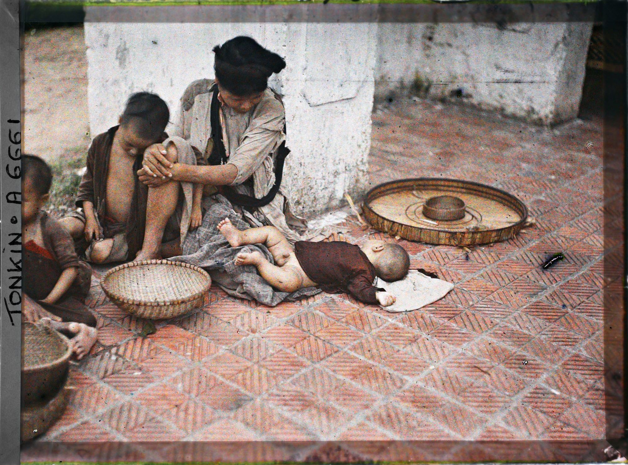Image représentant Une mendiante et ses enfants au temple Ngoc-so'n (appelé par les Européens " Pagode des Pinceaux ")