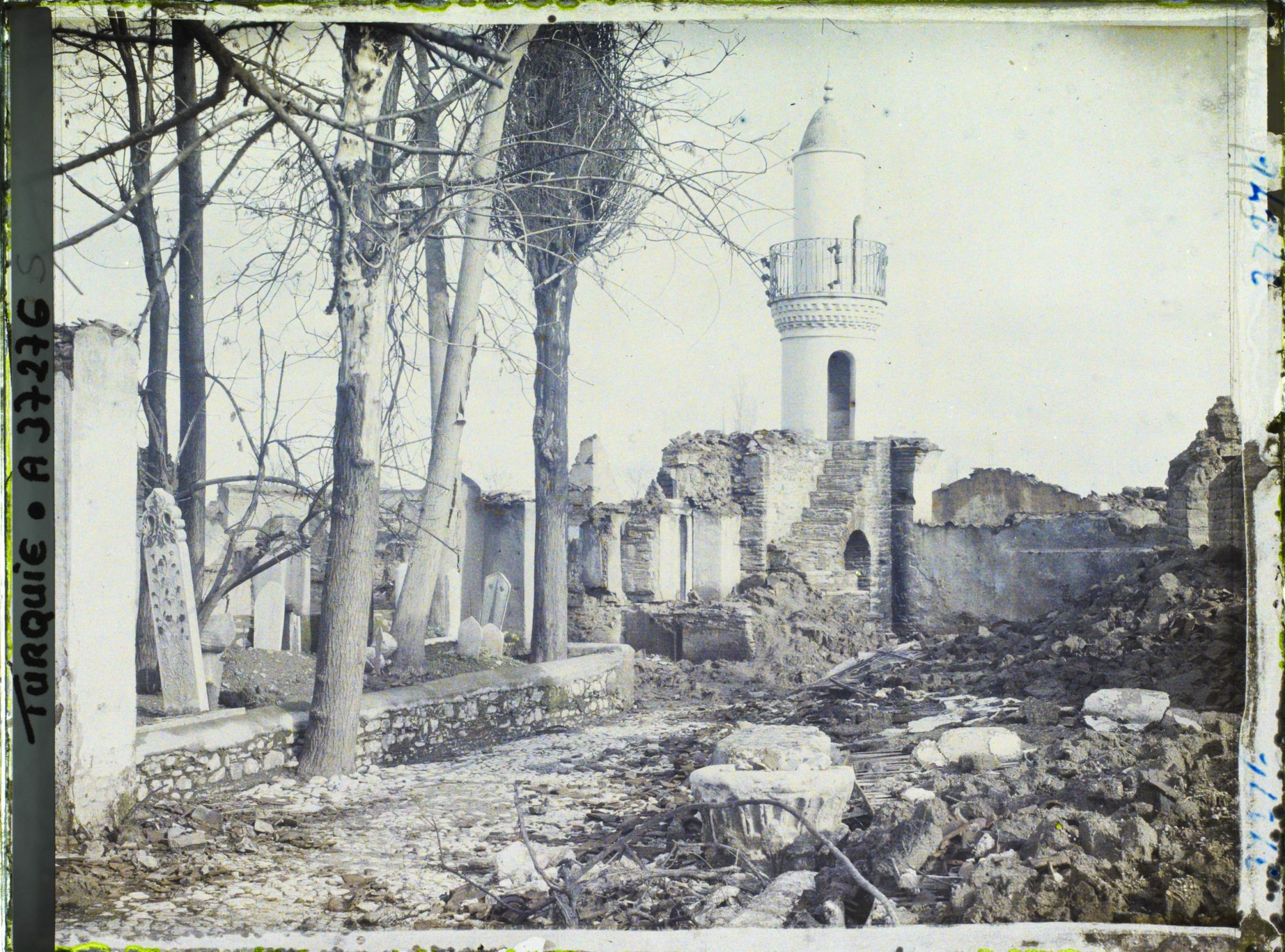 Image représentant Cimetière et ruines d'une mosquée ("Tarlit Djami Camii")