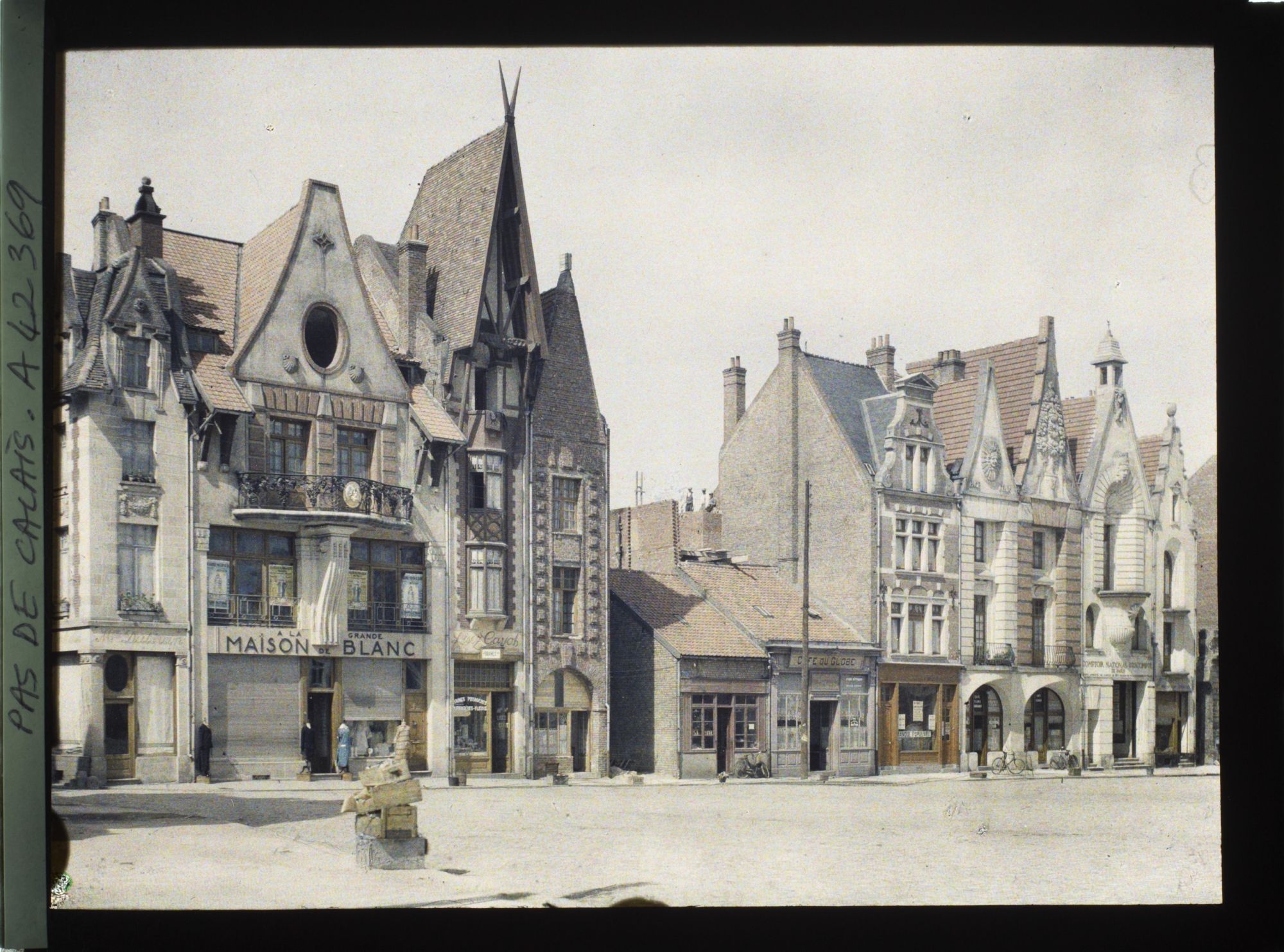 Image représentant France, Bethune, Un coin de la Grande Place
