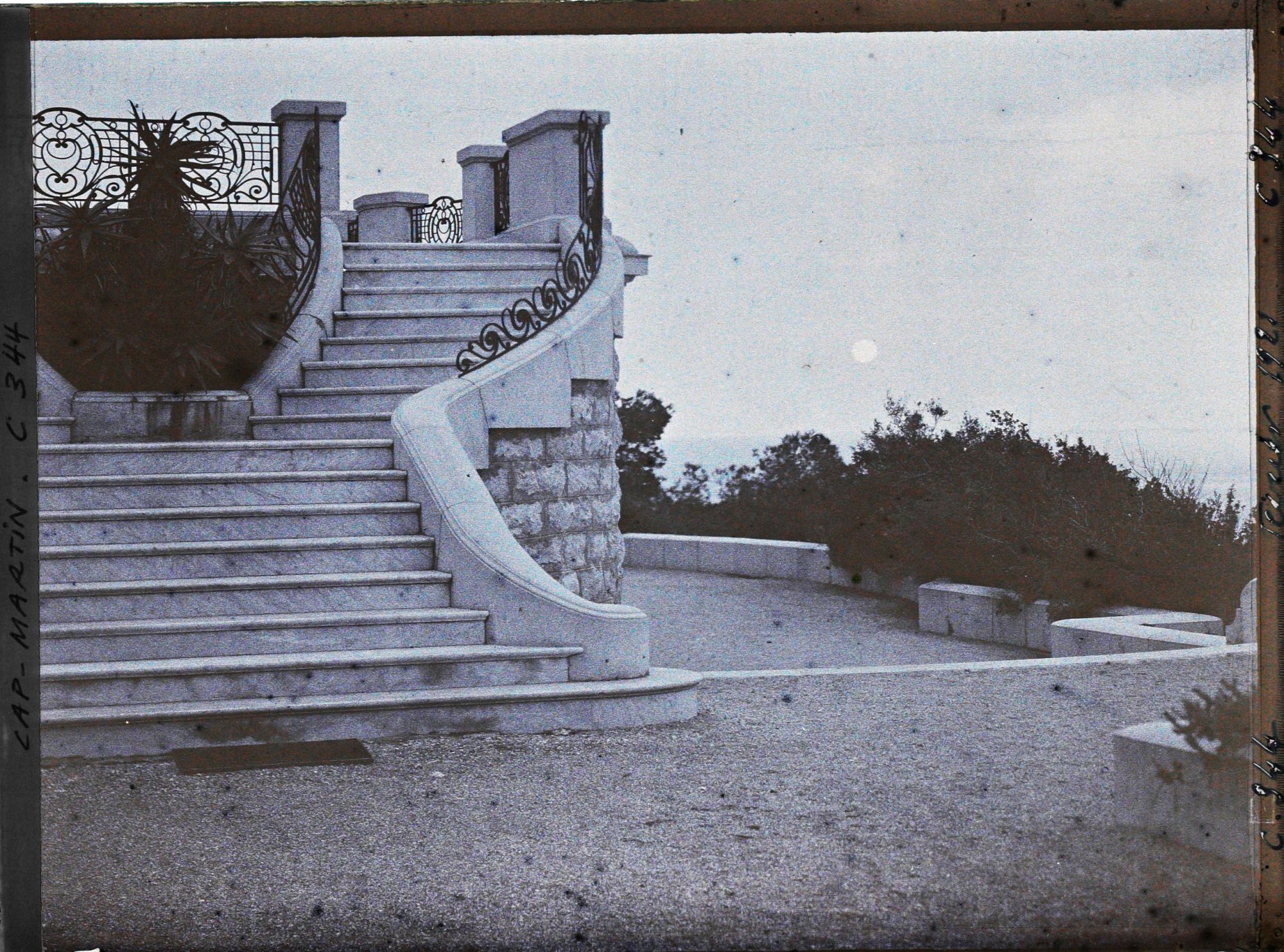 Image représentant Portion d'escalier reliant les terrasses de la villa Kahn ou villa Zamir, vue en direction de l'est