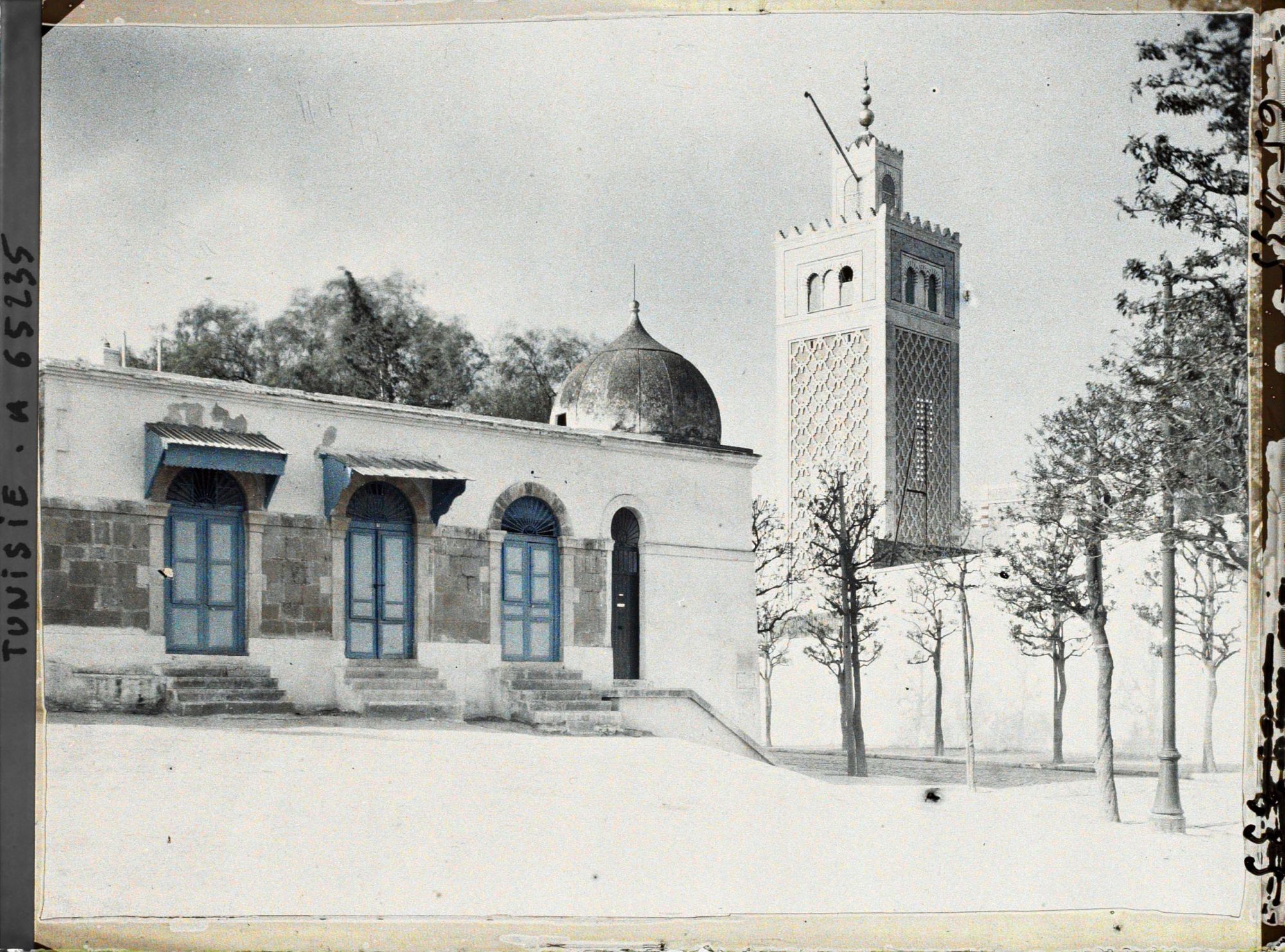 Image représentant L'hôpital Sadiki et le minaret de la mosquée de la casbah dans la médina
