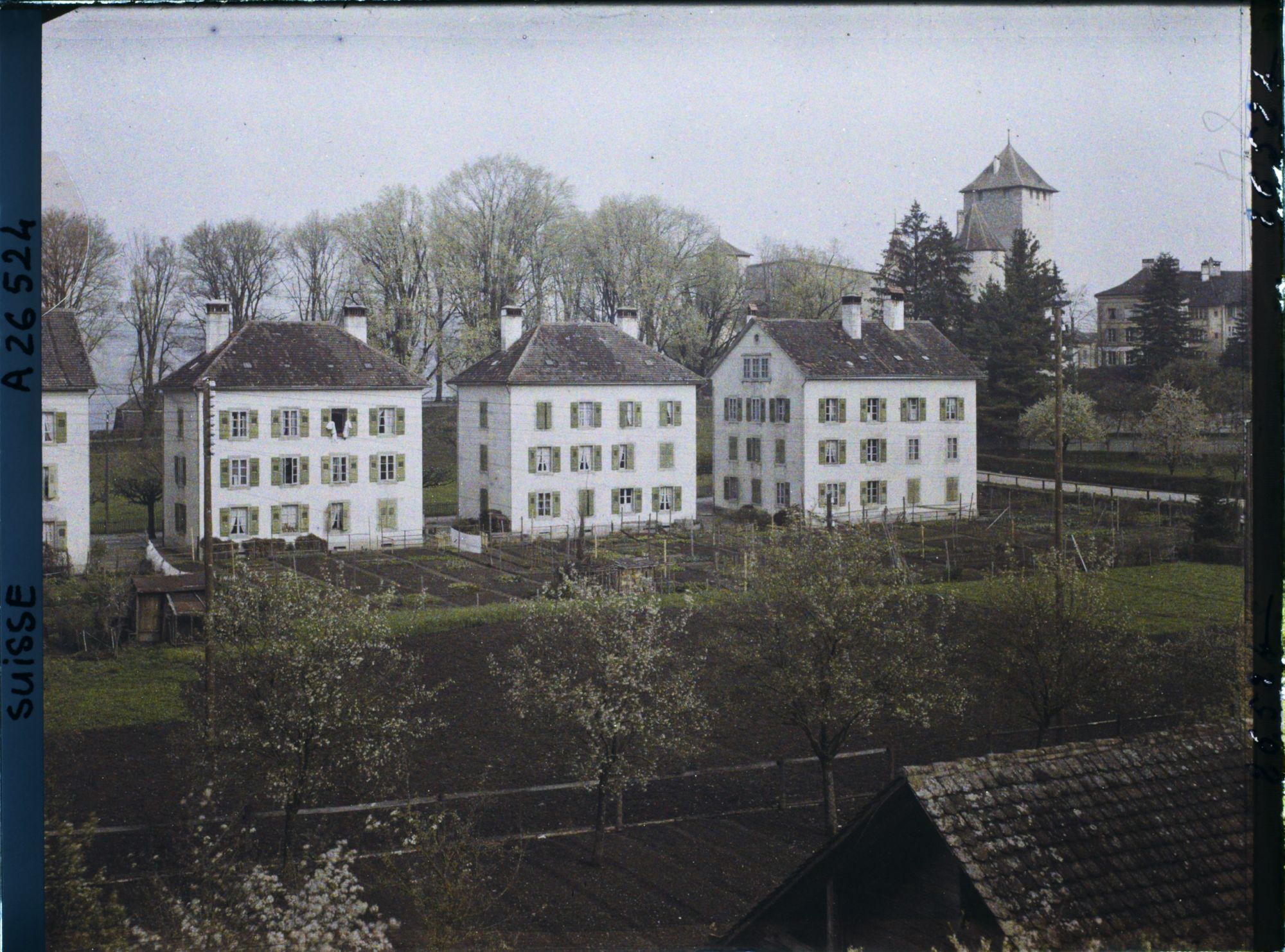 Image représentant Un quartier de maisons modernes devant le château de Morat