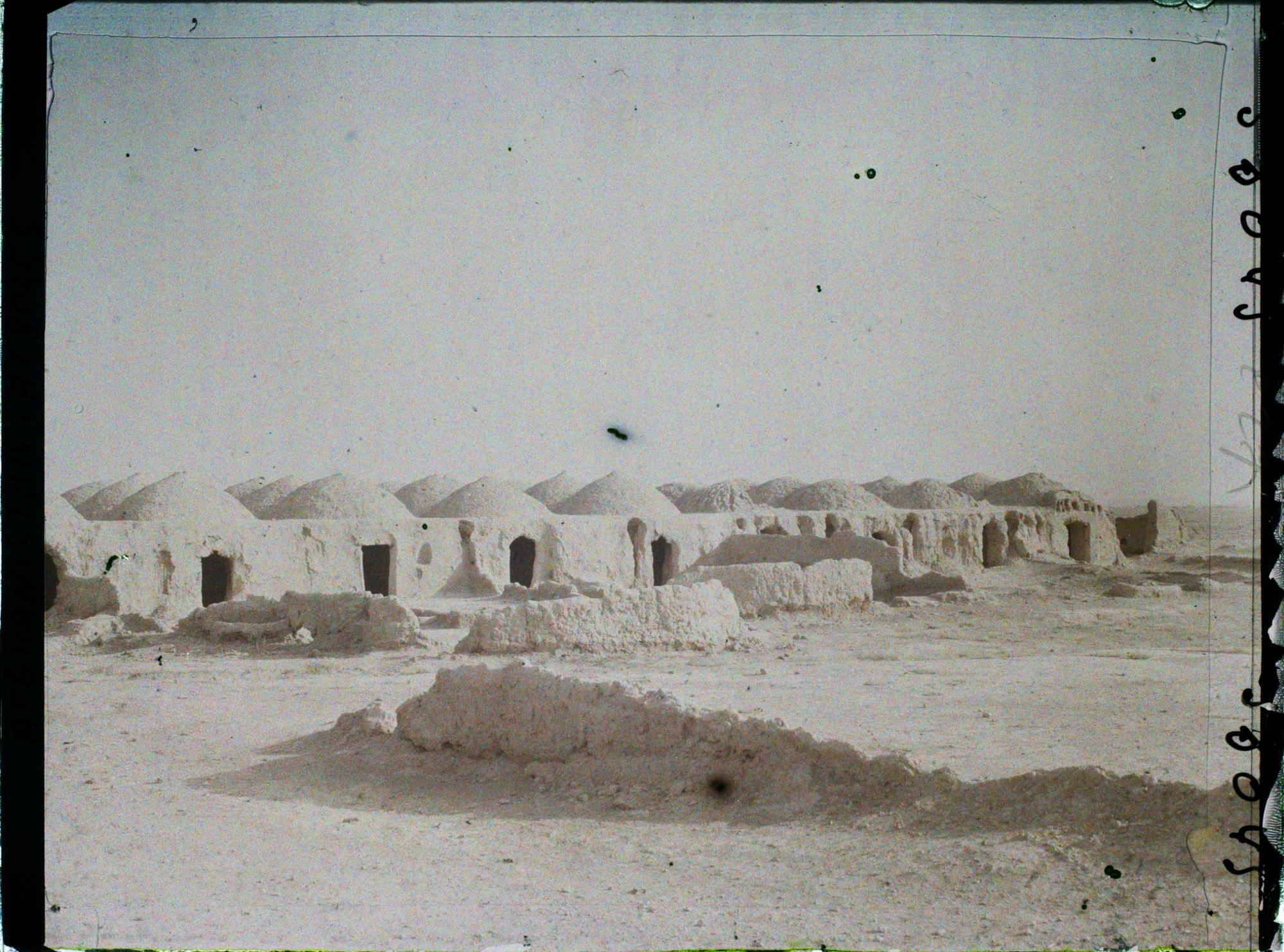 Image représentant Le village abandonné : dômes de boue séchée protégeant du vent et du soleil