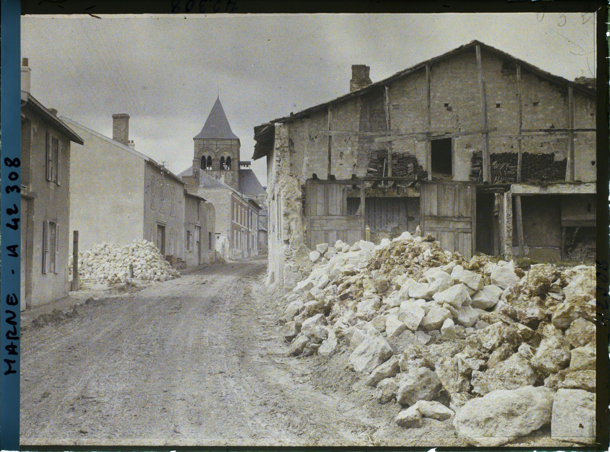 Image représentant France, Berru près Reims, L'extrémité du Village et l'Eglise