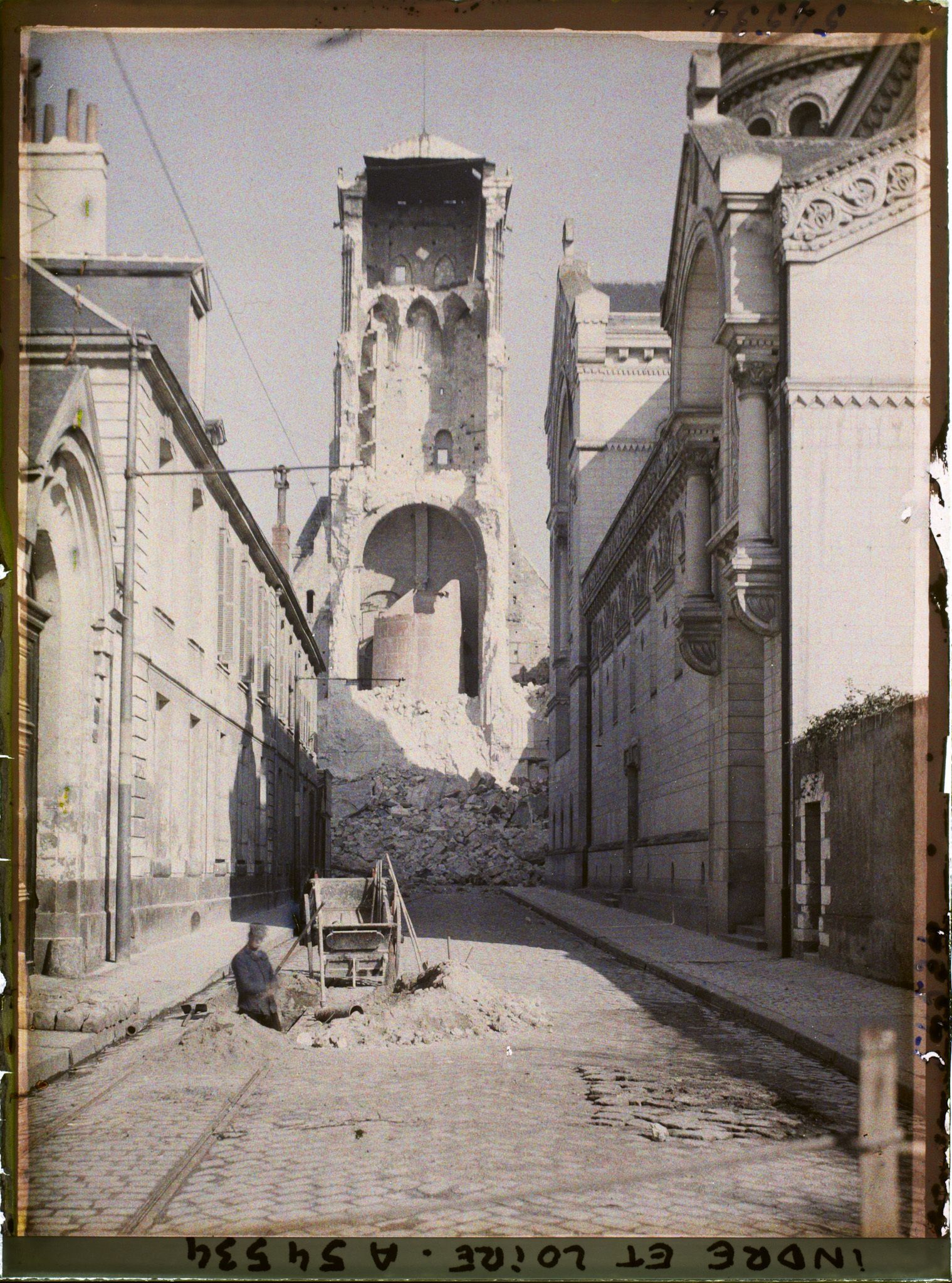 Image représentant La tour Charlemagne, après son effondrement partiel, vue de la rue Descartes