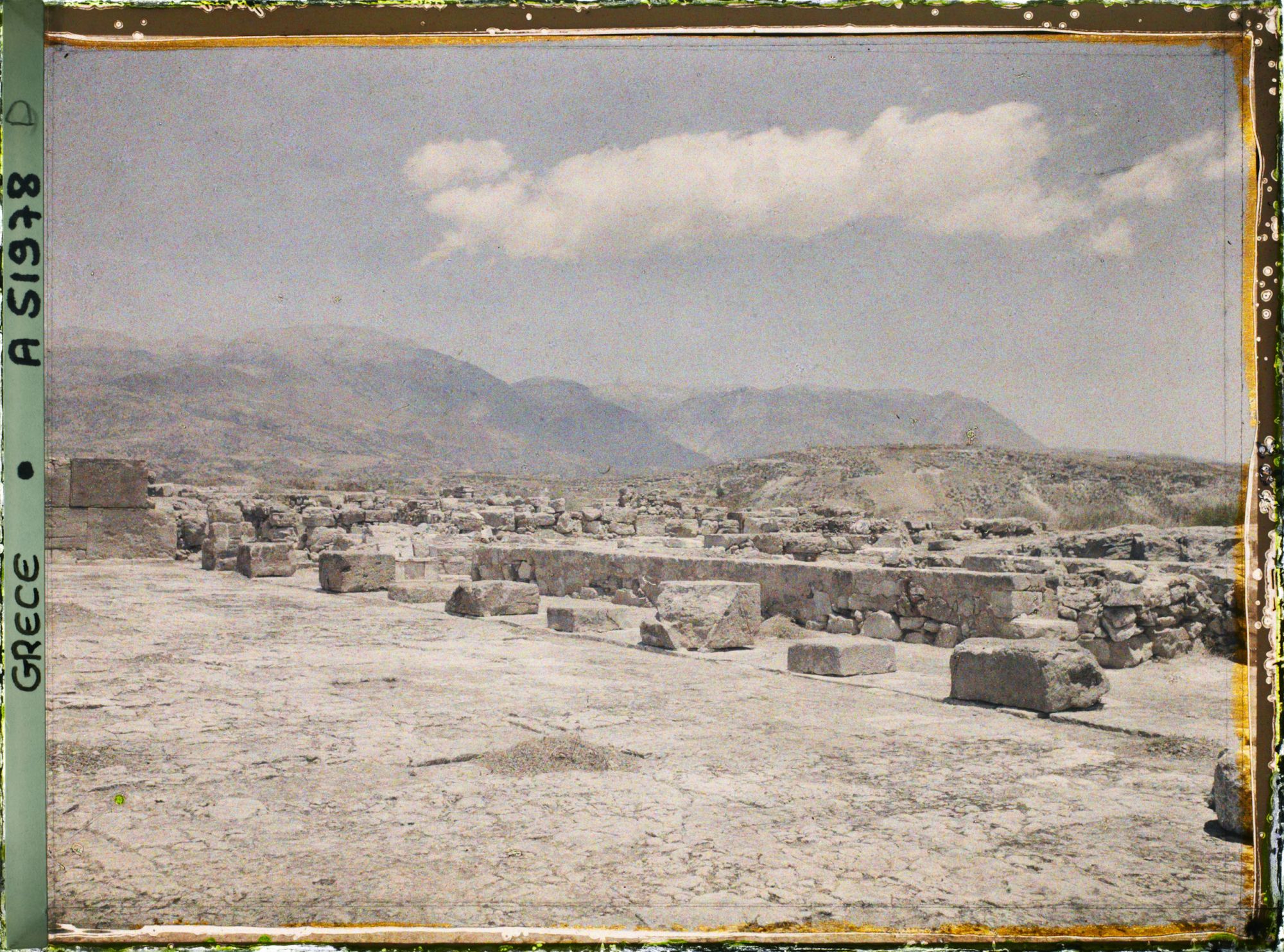 Image représentant Le palais. La bordure est de la cour centrale