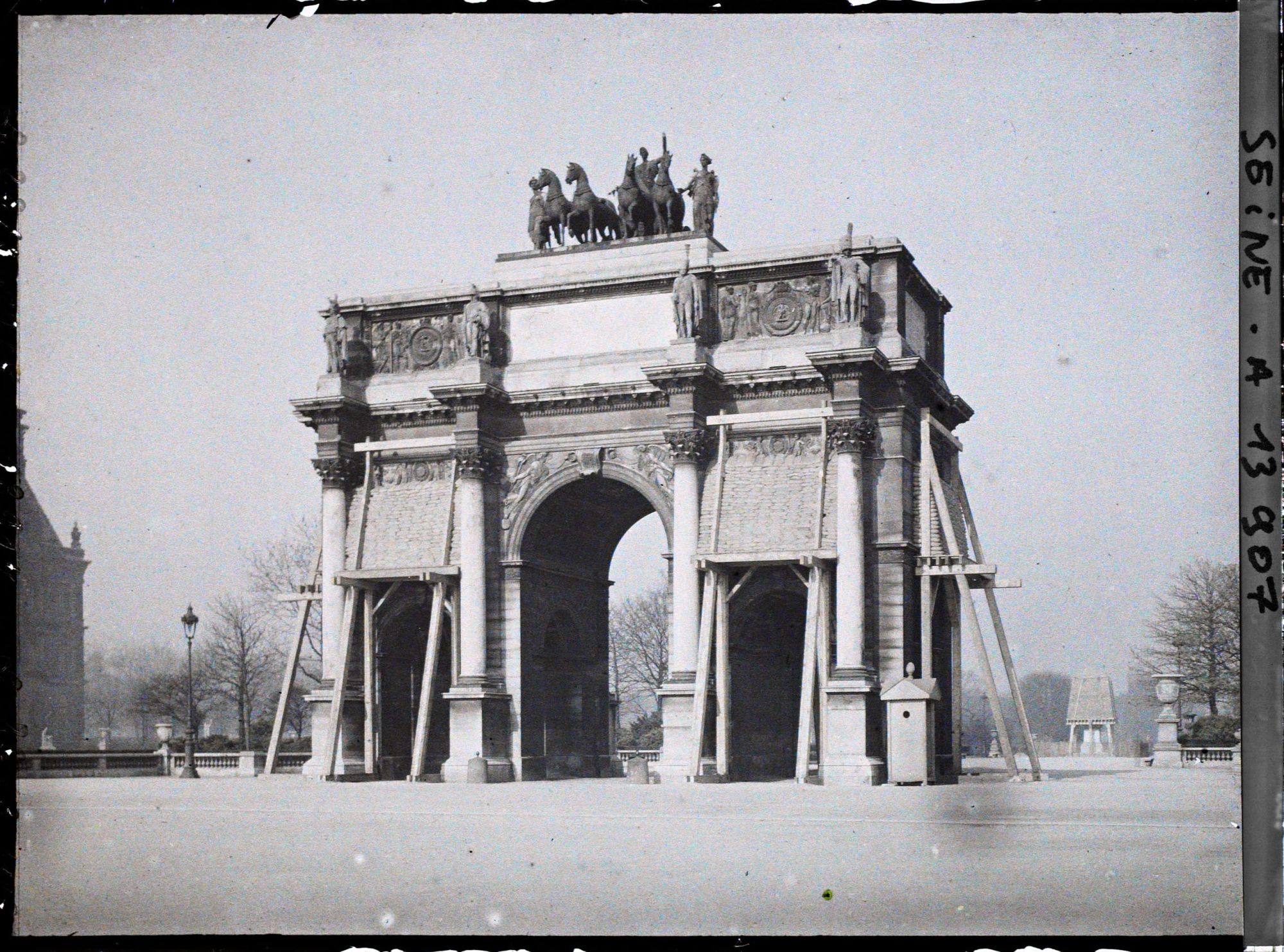 Image représentant L'Arc de Triomphe du Carrousel protégé contre les bombardements