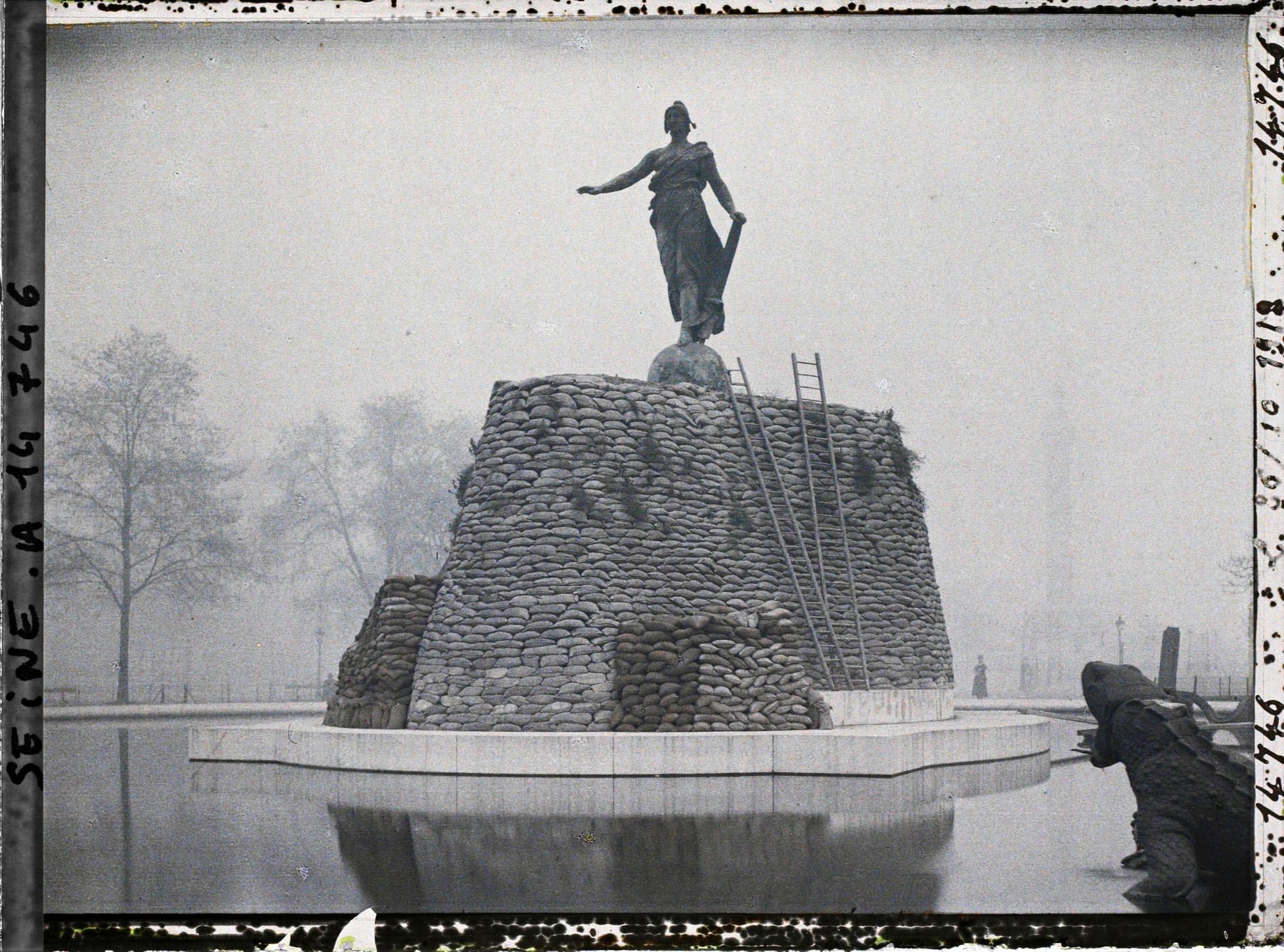 Image représentant Le Triomphe de la République place de la Nation protégé contre les bombardements