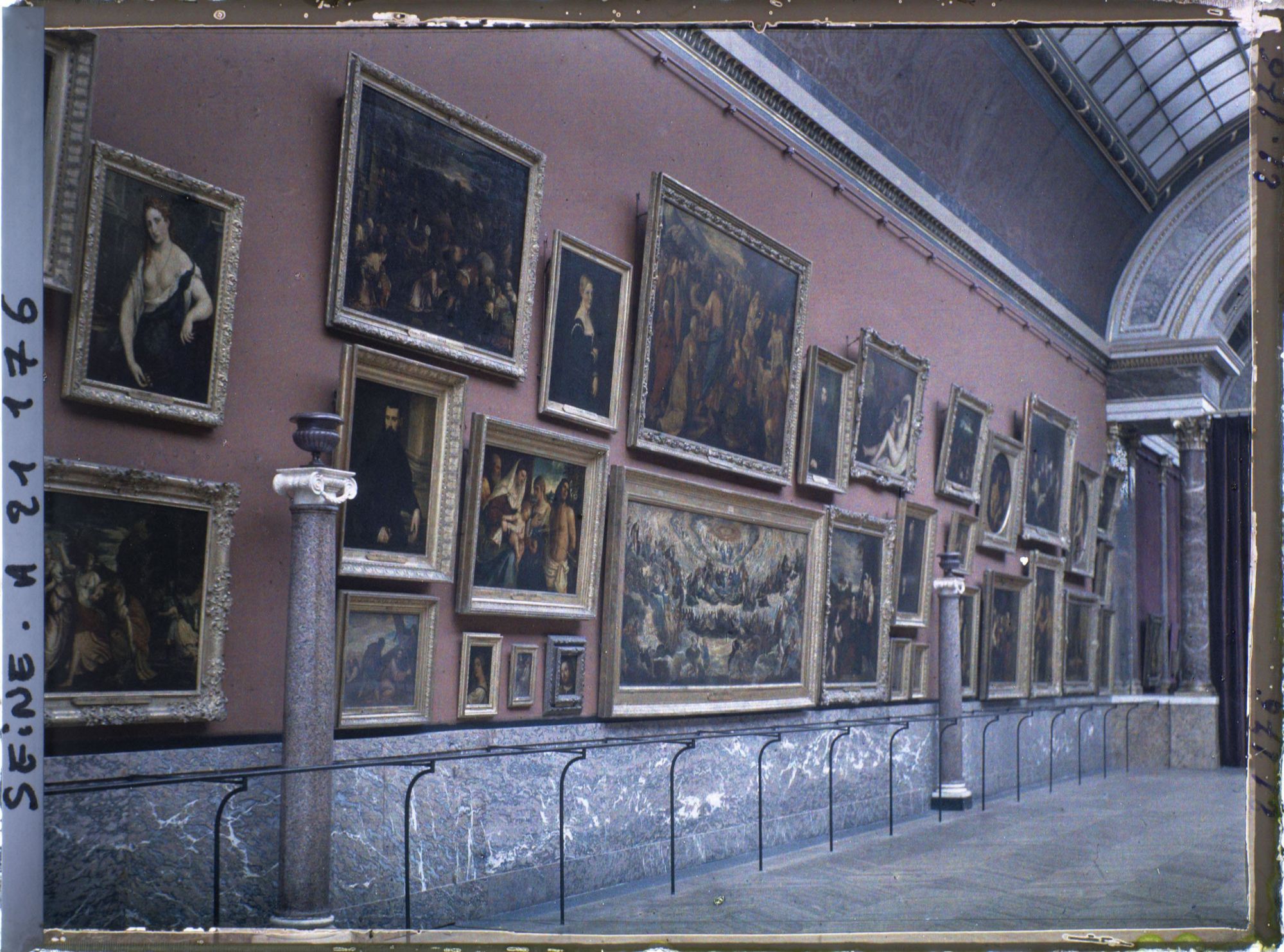 Image représentant Peinture italienne (Tintoret, Titien, Véronèse) dans la Grande Galerie du Louvre