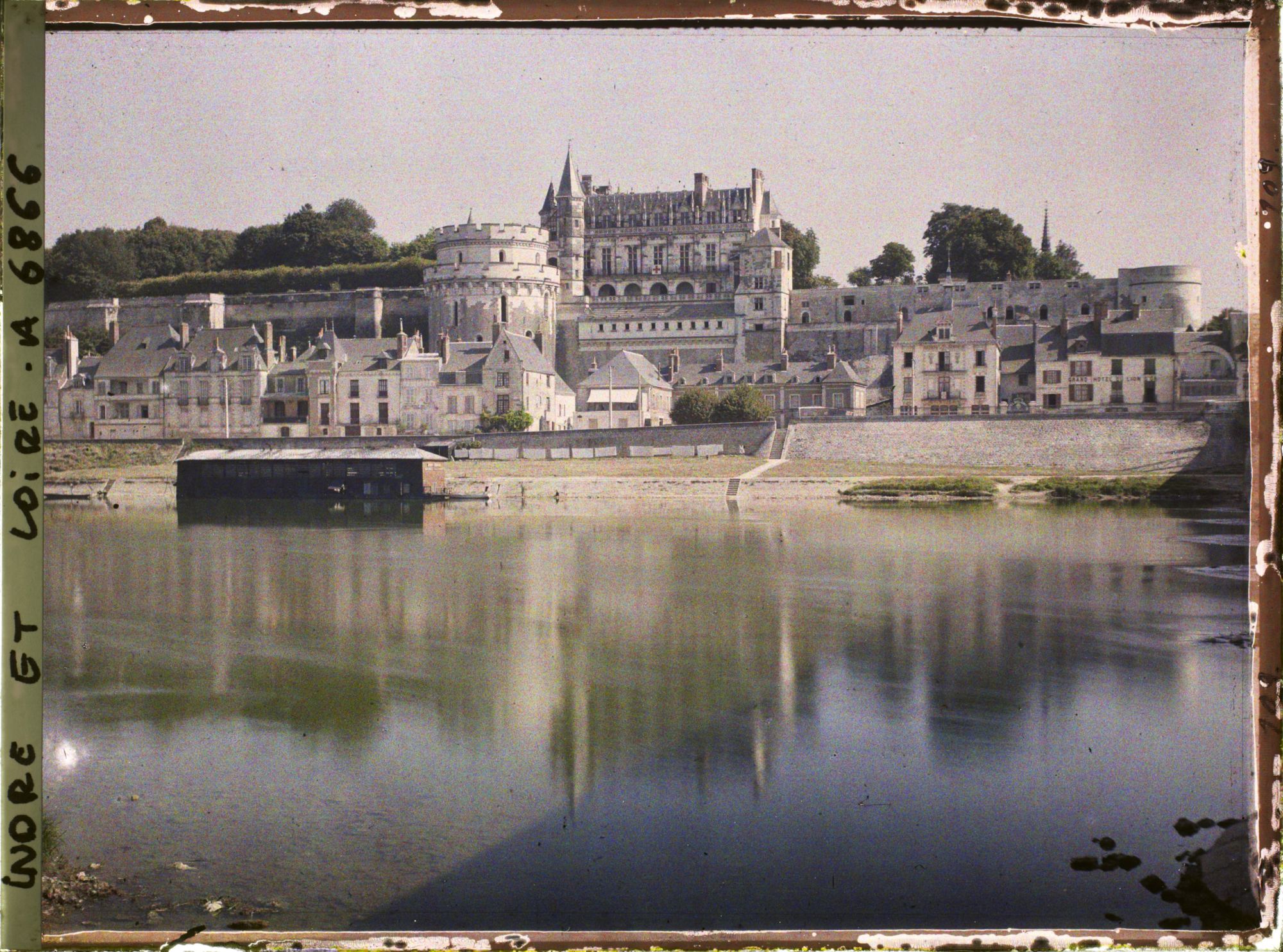 Image représentant Le château, vu depuis les bords de la Loire