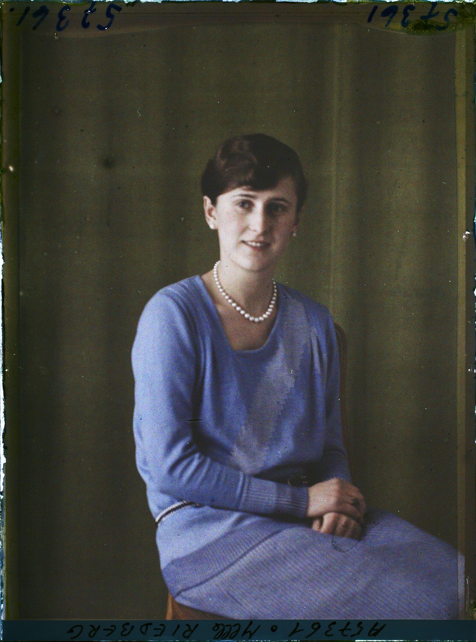 Image représentant https://musee-albert-kahn.s-museum.fr/home/NWQ2OTAwYzNmYjZlZTk1ZWQwODJmMjY4L2dlbmVyaWMtbm90aWNlLXRhYi9hdXRob3JpdHkvNjE3YTc5ZjVjZjhiODk2OGIzMzM3ZDIx/5d6900c3fb6ee95ed082f268/generic-notice-tab/authority/617a79eacf8b8968b33362a1 Mademoiselle Riedberg