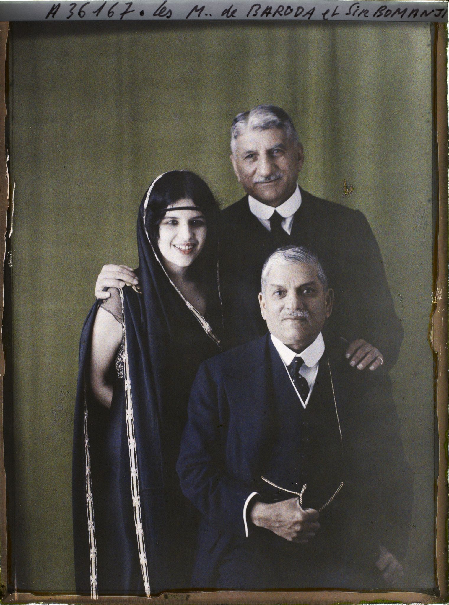 Image représentant Sir J.R. Bomanji en compagnie du Maharaja de Baroda  et de  la maharanée