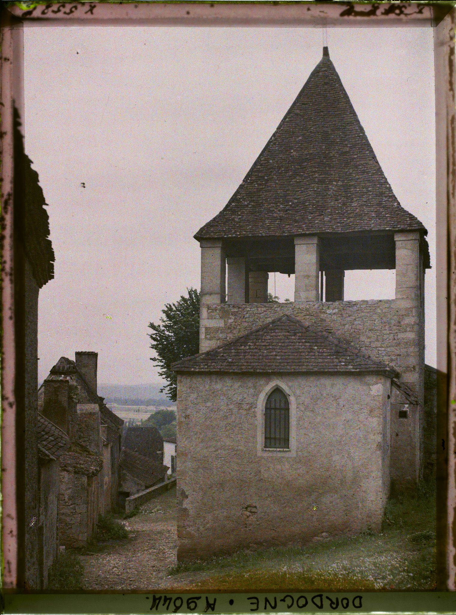 Image représentant Périgord, Limeuil, Le Clocher de l'Eglise de Limeuil et les maisons voisines
