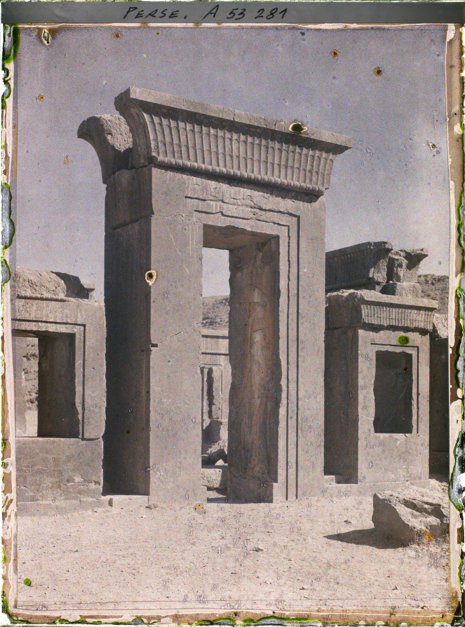 Image représentant Une des portes du Tatchara (palais de Darius 1er)