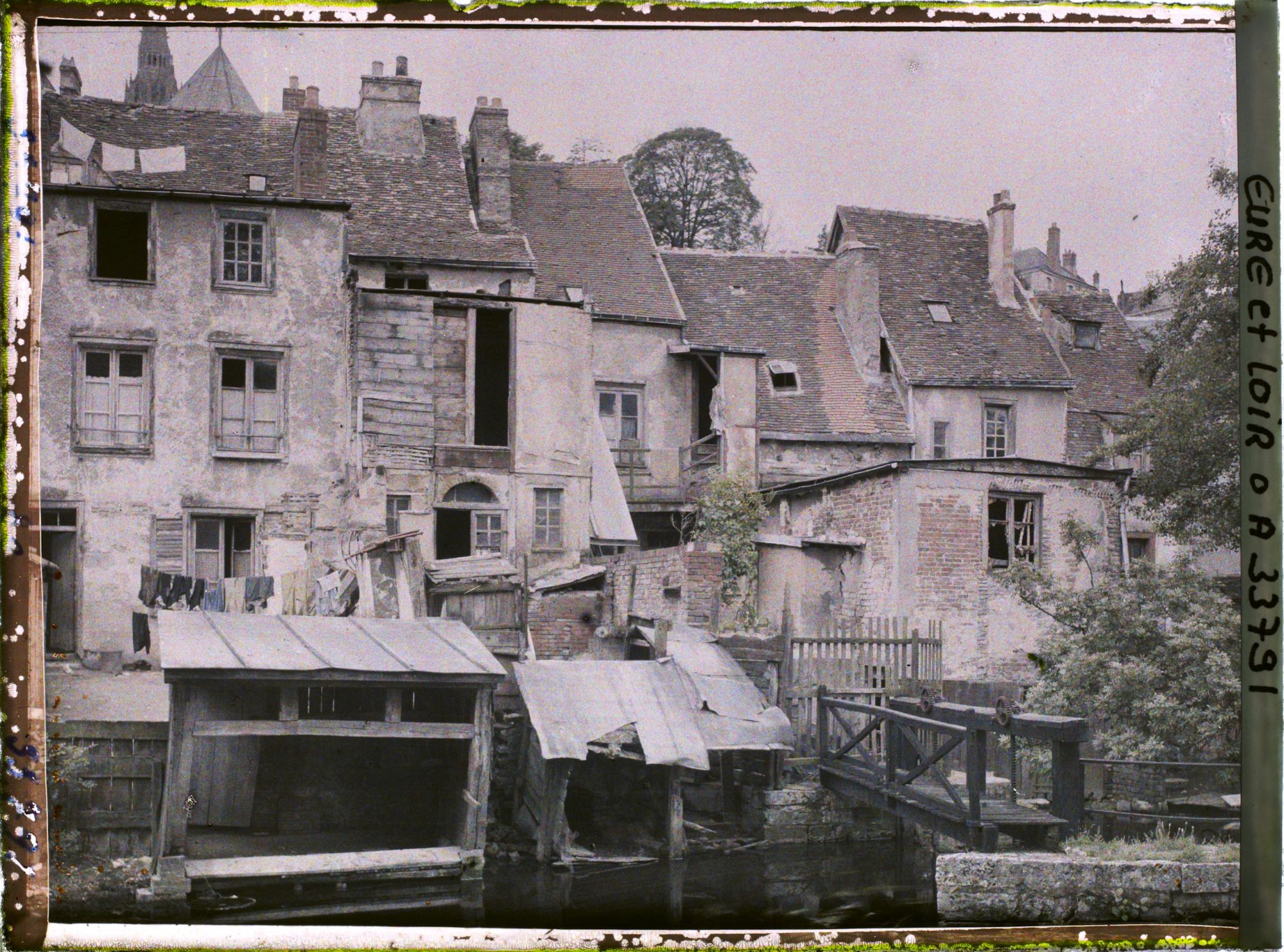 Image représentant Maisons anciennes et lavoirs au bord de l'Eure