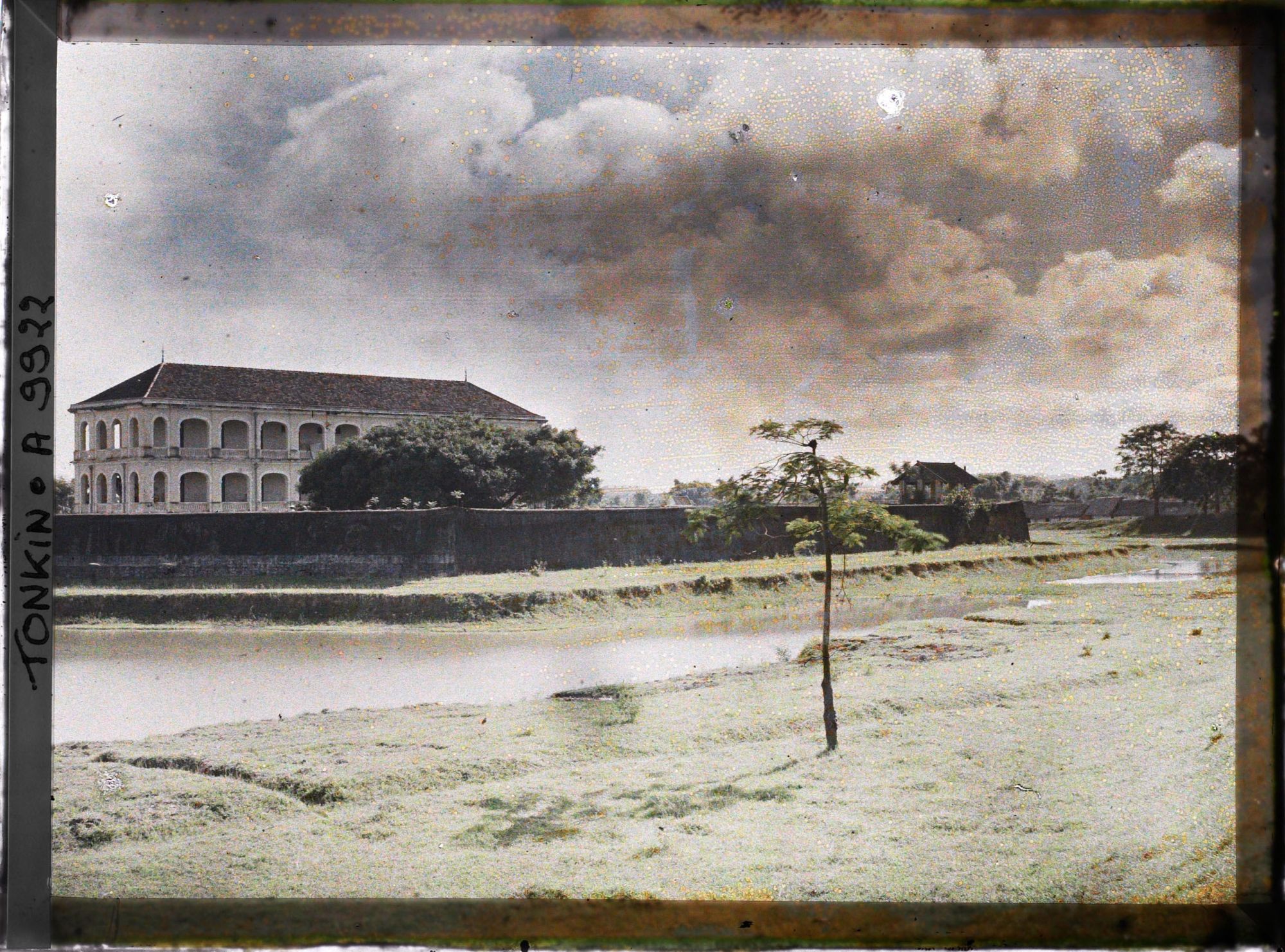 Image représentant Un édifice de la citadelle (une caserne ?)
