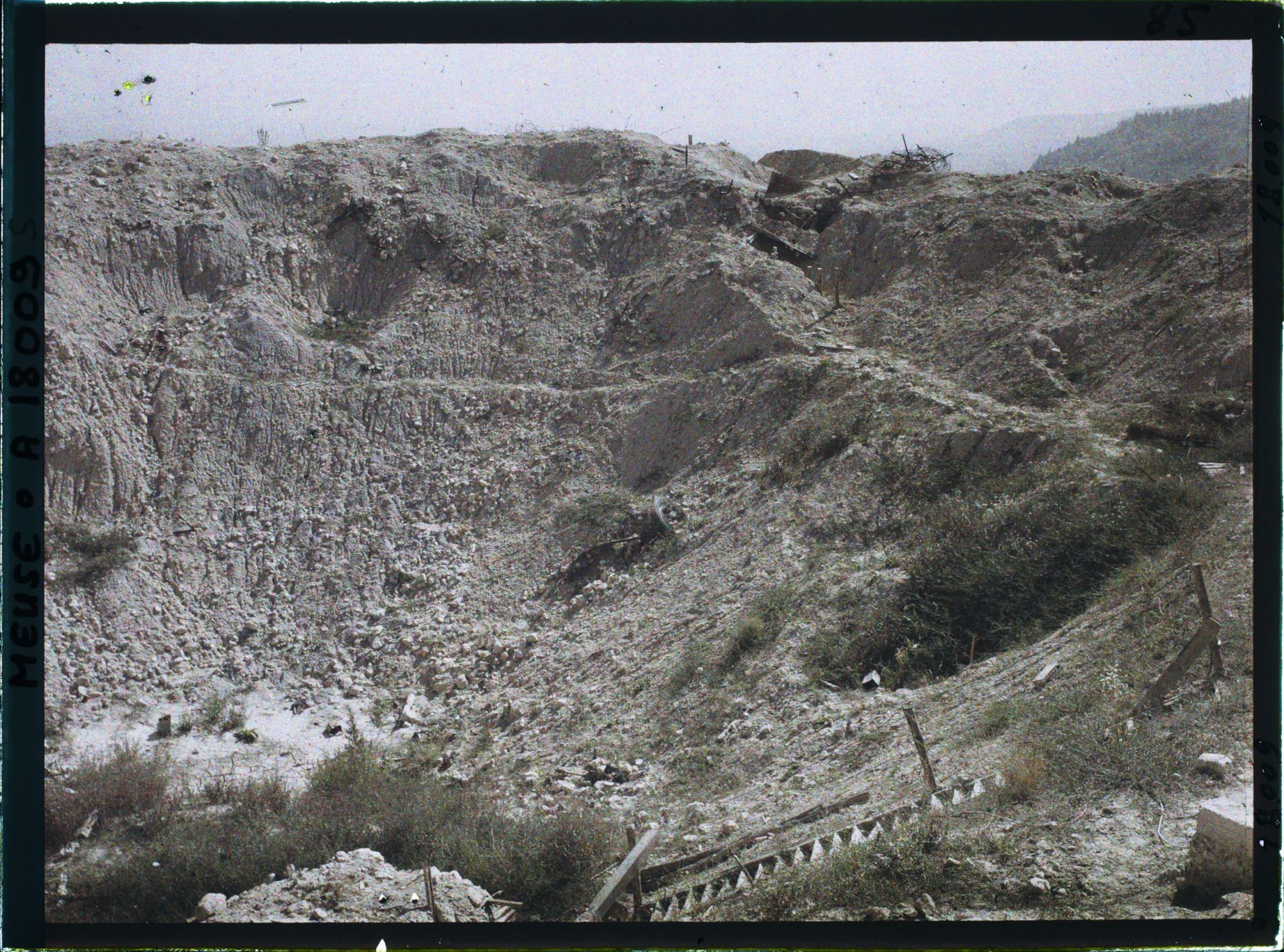 Image représentant France, Les Eparges, Sur la Crête des Eparges. Un entonnoir produit par l'explosion d'une mine (n°1)