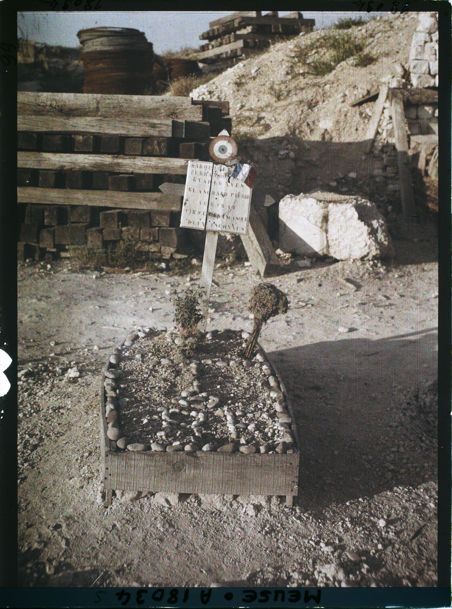 Image représentant France, Fort de Vaux, Tombe renfermant les restes de six soldats Français dans le Fort de Vaux