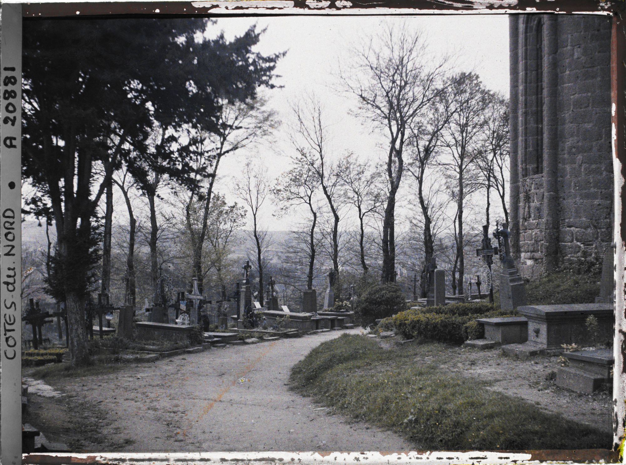 Image représentant Le cimetière de l'église de la Trinité de Brélévenez