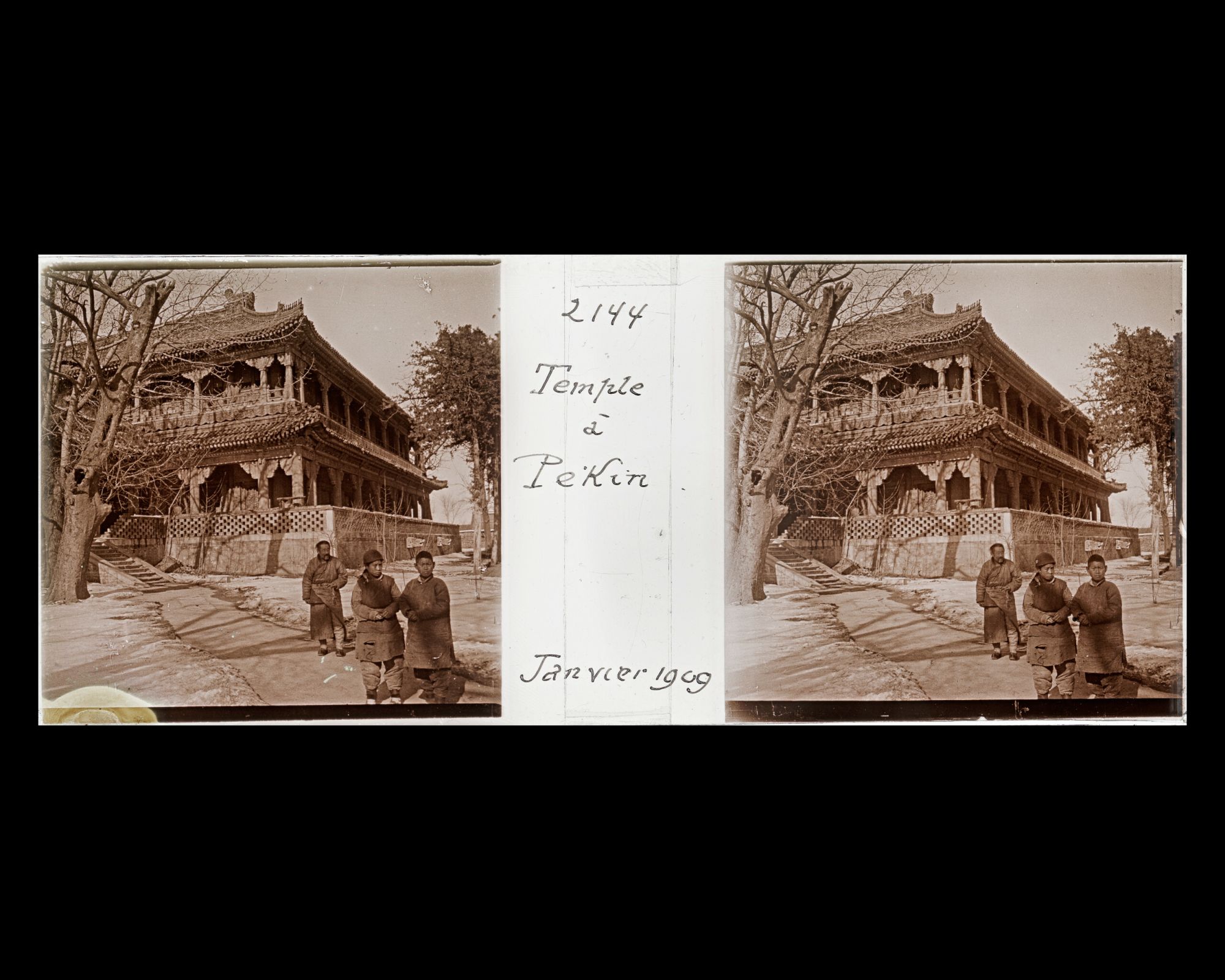 Image représentant Xihuangsi ("temple Jaune de l'Ouest"), axe est. Un homme, une jeune femme et un garçon devant Dalailou ("pavillon du Dalaï") du Dalaïmiao ("temple du Dalaï")