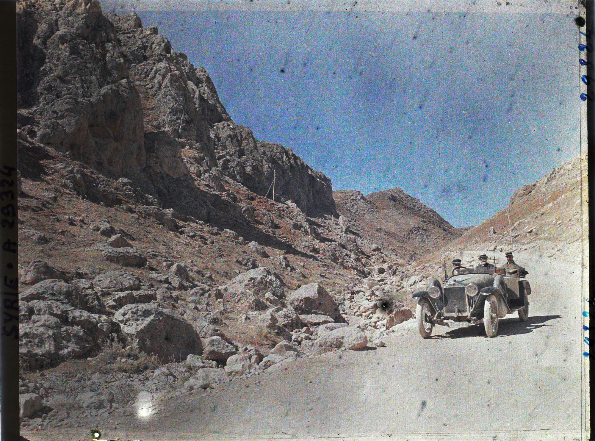 Image représentant Le professeur Brunhes en voiture dans le défilé de l'Ouadi el-Korn