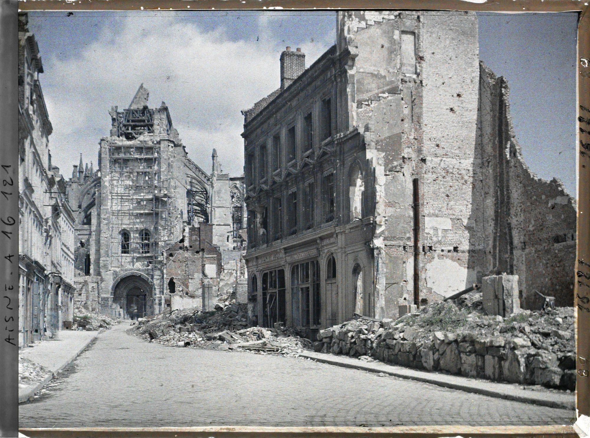 Image représentant France, St Quentin, L'Eglise St Quentin et la rue St André prises de la Place de l'Hotel de Ville