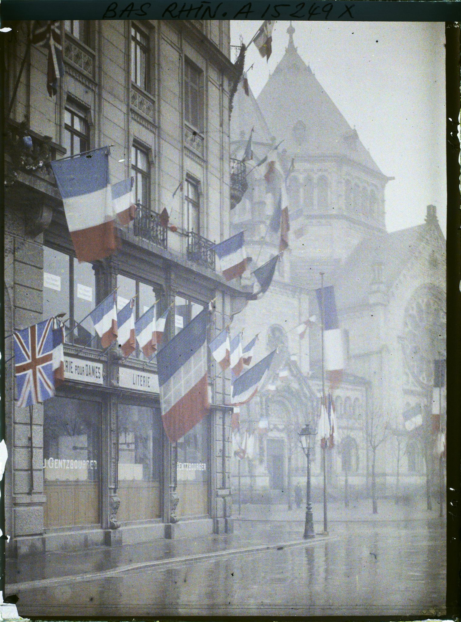Image représentant France Alsace, Strasbourg, Le Pavoisement des quais, près de la Synagogue