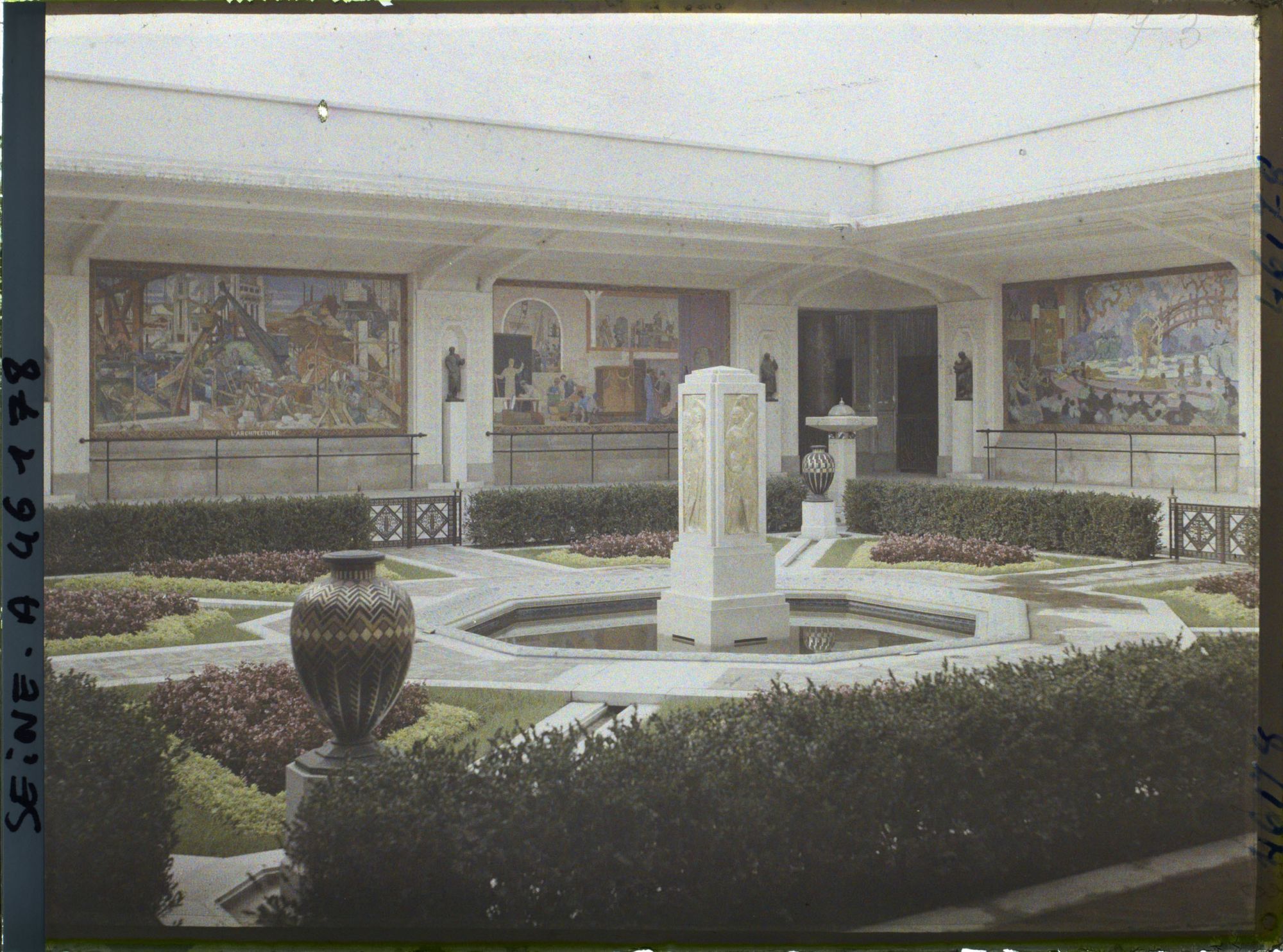 Image représentant L'Exposition des arts décoratifs, la Cour des métiers, sur l'esplanade des Invalides