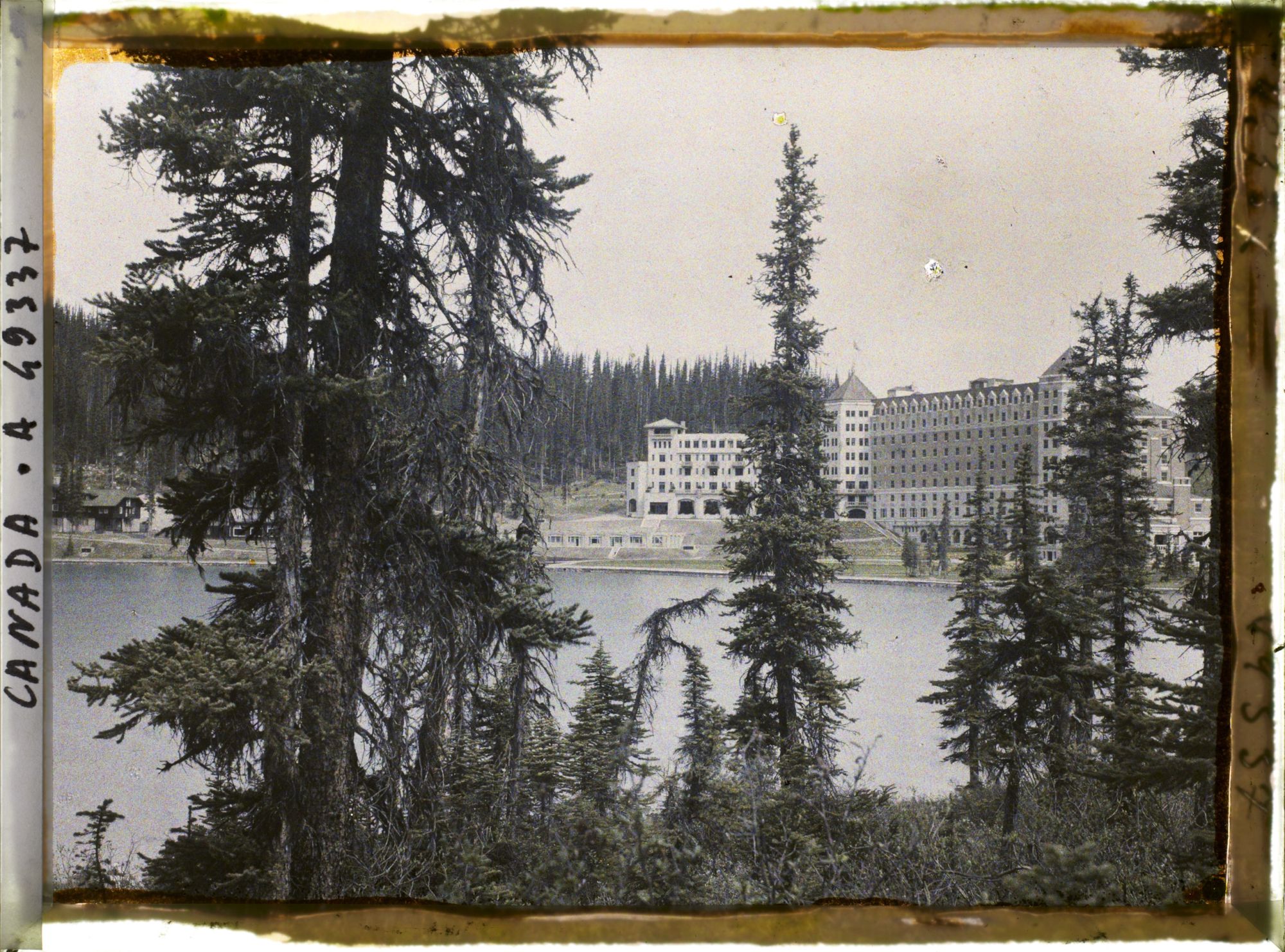 Image représentant Canada, Lac Louise, Le Chateau Lac Louise à travers les arbres
