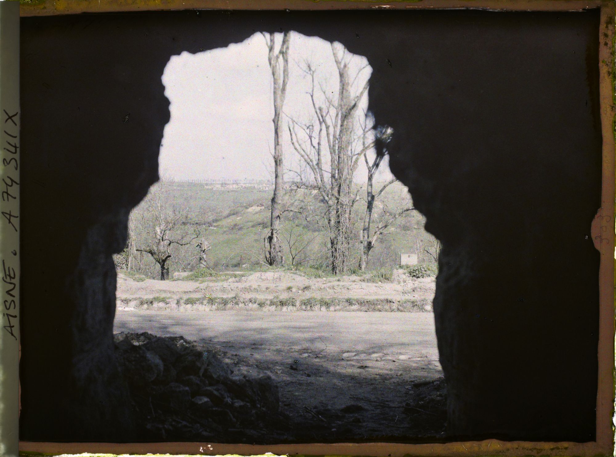 Image représentant Panorama vu depuis l'entrée d'un abri sous roche ou depuis une entrée de carrière souterraine