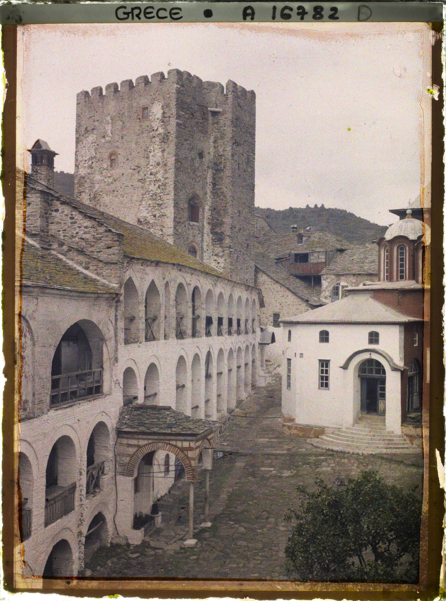 Image représentant Mont Athos, Pantokrator, Une vue sur la Cour et la Tour du Monastère
