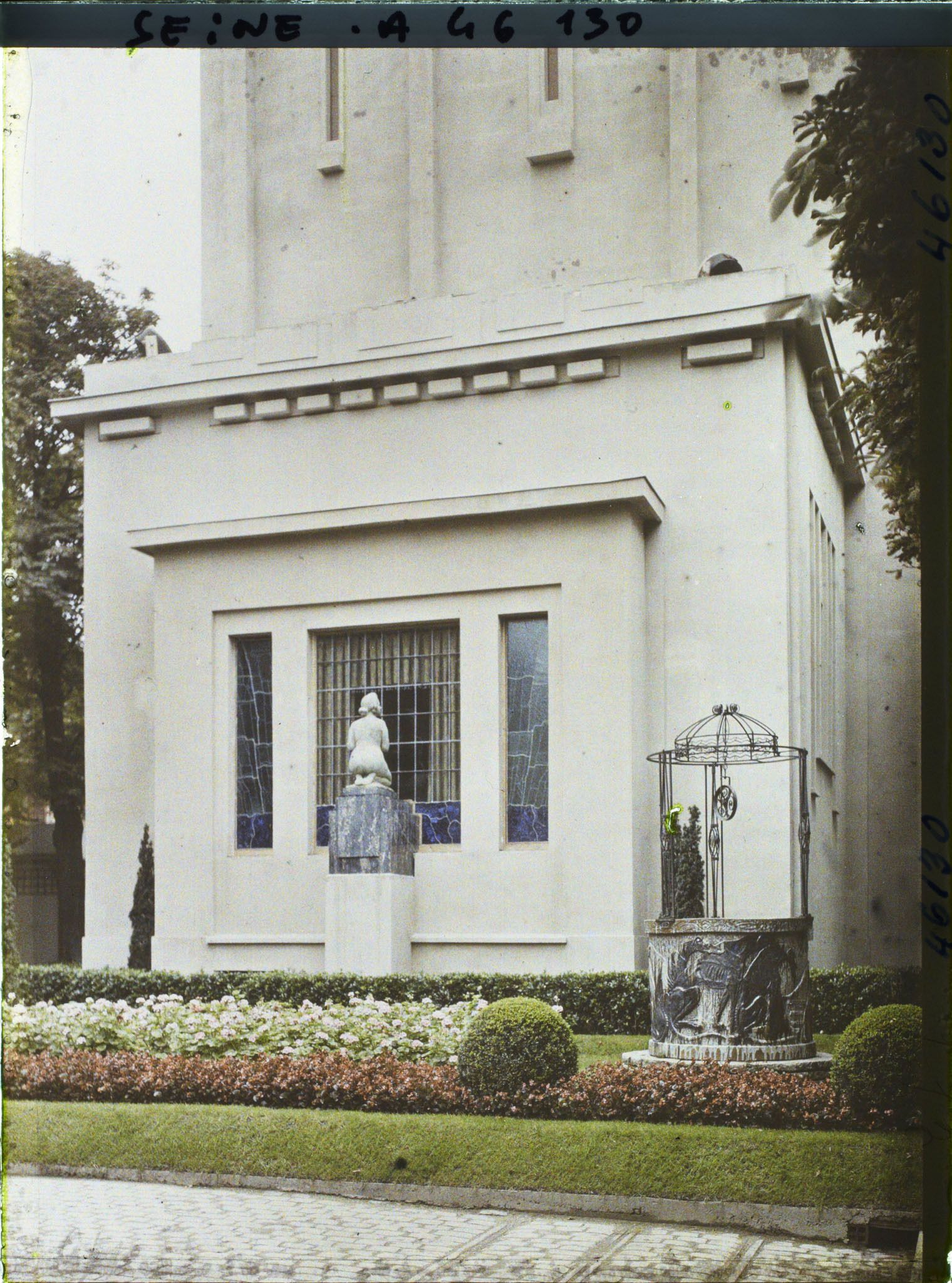 Image représentant L'Exposition des arts décoratifs, Jardin et puits du pavillon de la Belgique