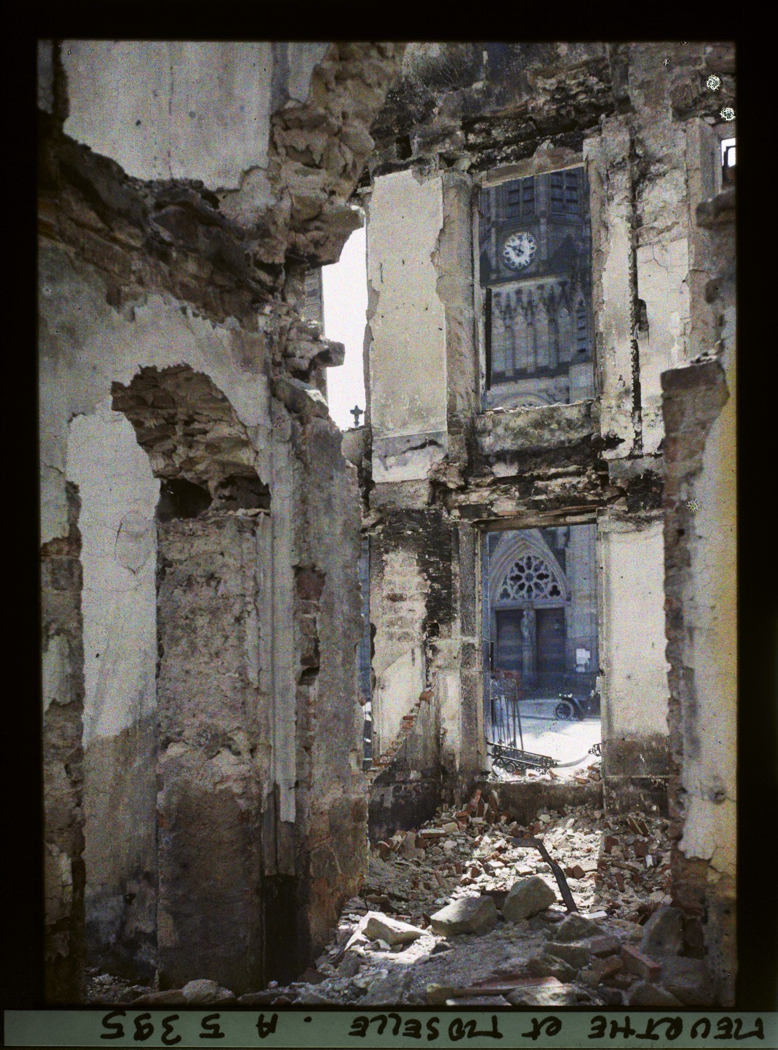 Image représentant France, Baccarat, L'Eglise vue à travers les ruines du Chateau
