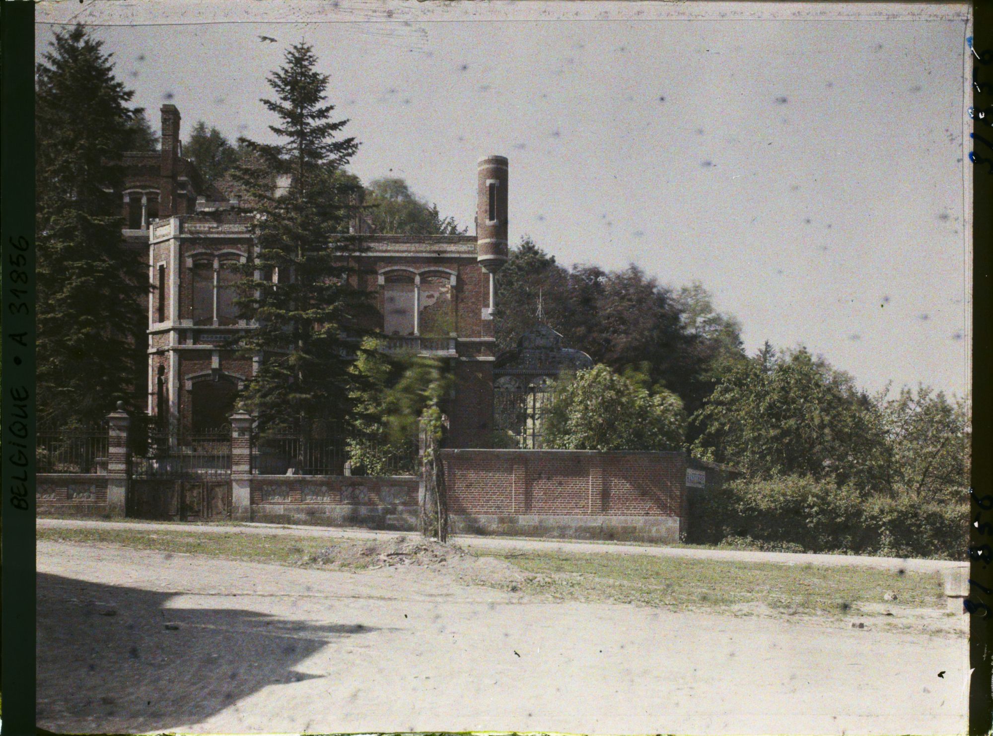Image représentant Belgique, Hastière, Ruines dans le Village