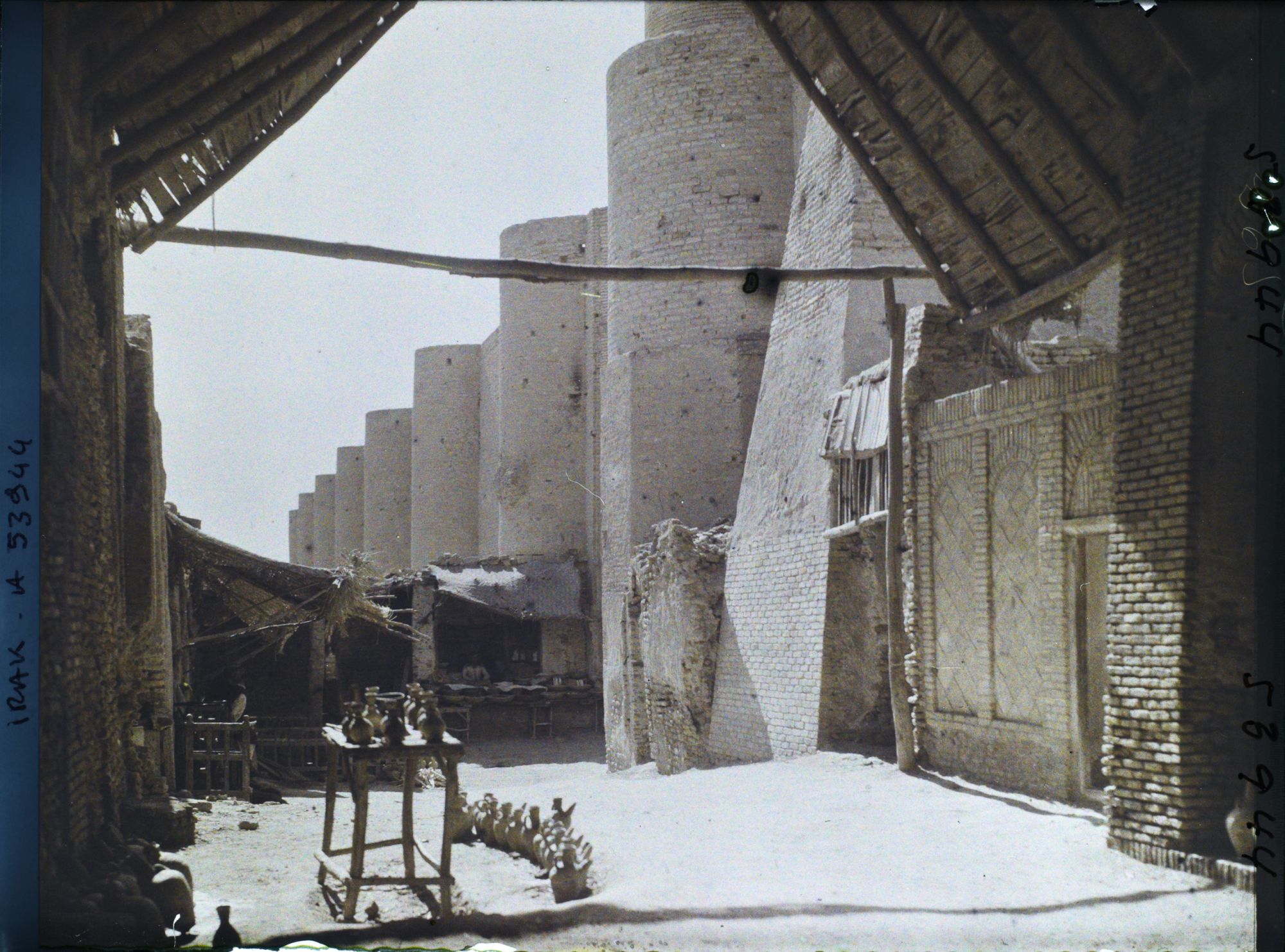Image représentant Mur extérieur de la mosquée fortifiée d'Ali, échoppes